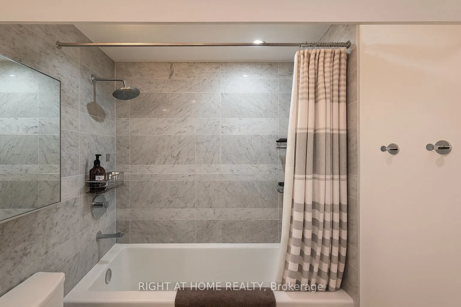 17 Bathurst Street, #4216