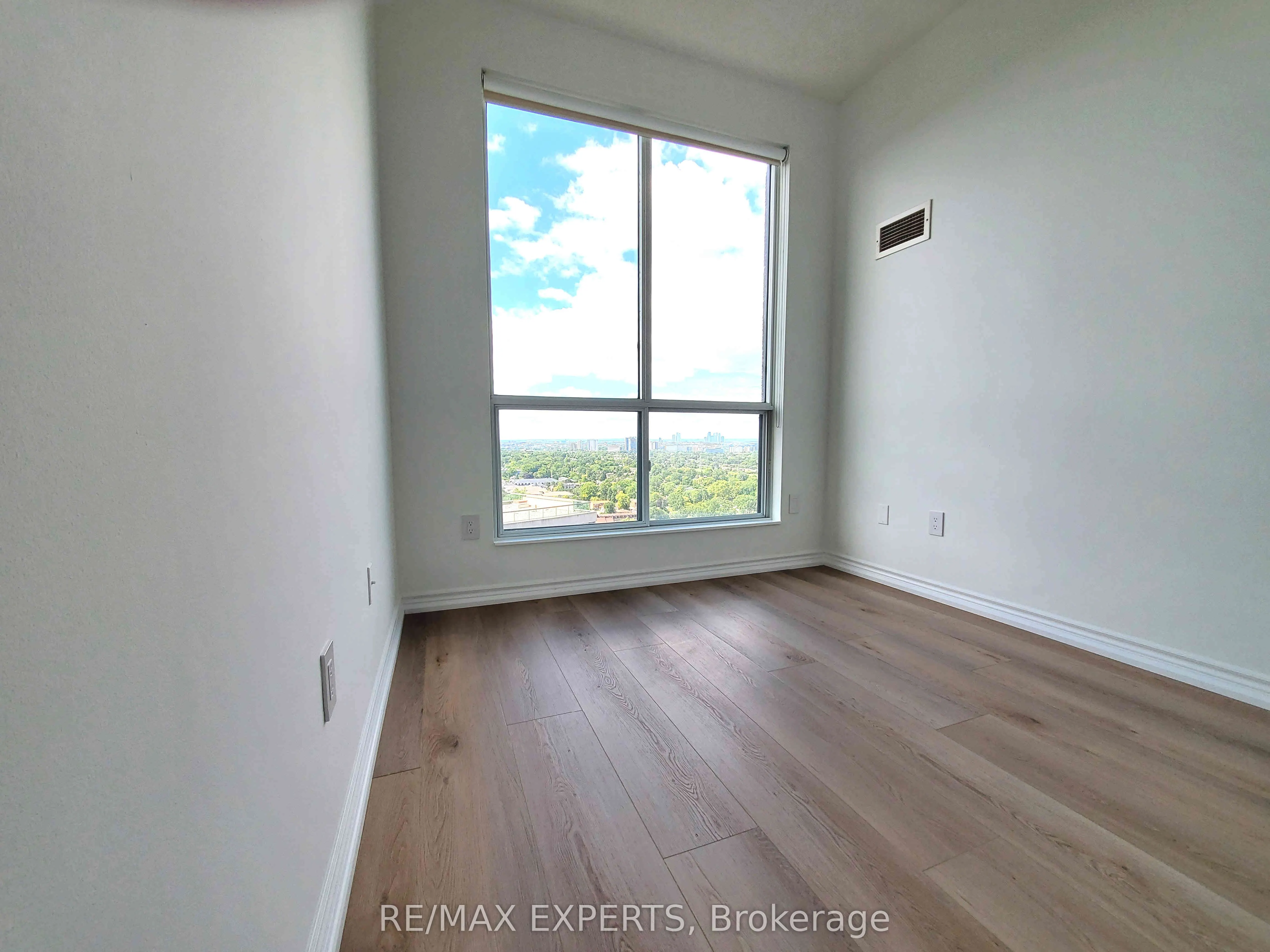 7 Lorraine Drive, #UPH-06