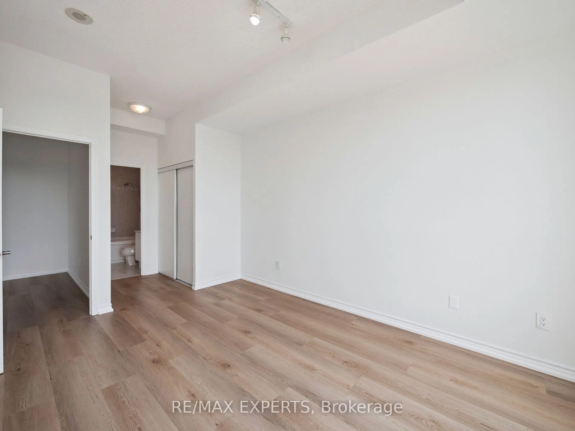 7 Lorraine Drive, #UPH-06