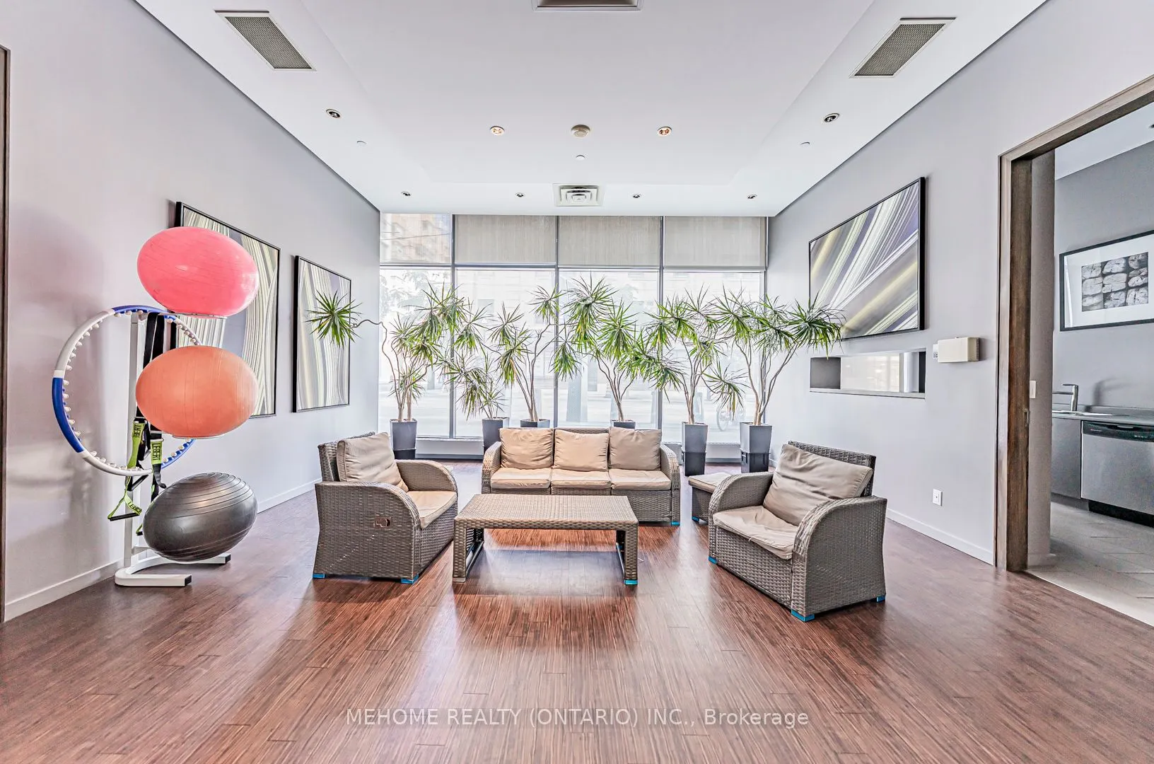 33 Lombard Street, #1704