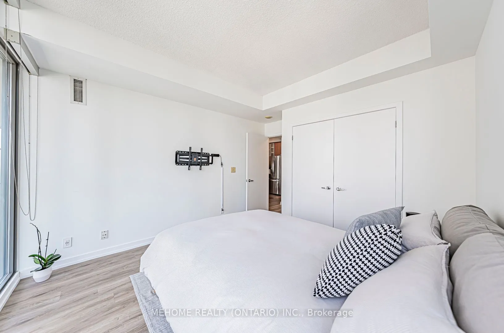 33 Lombard Street, #1704