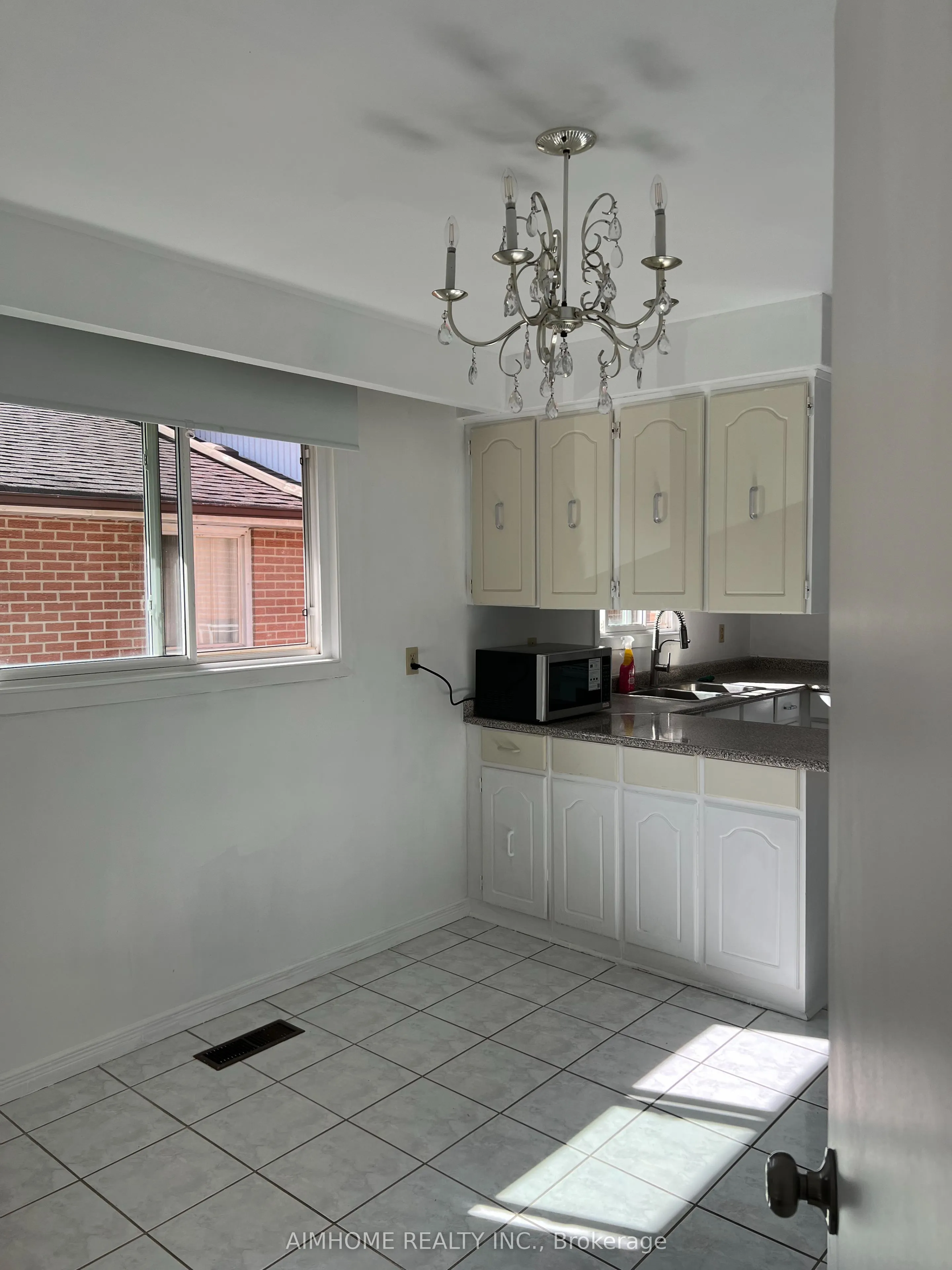 86 James Gray Drive, #Upper