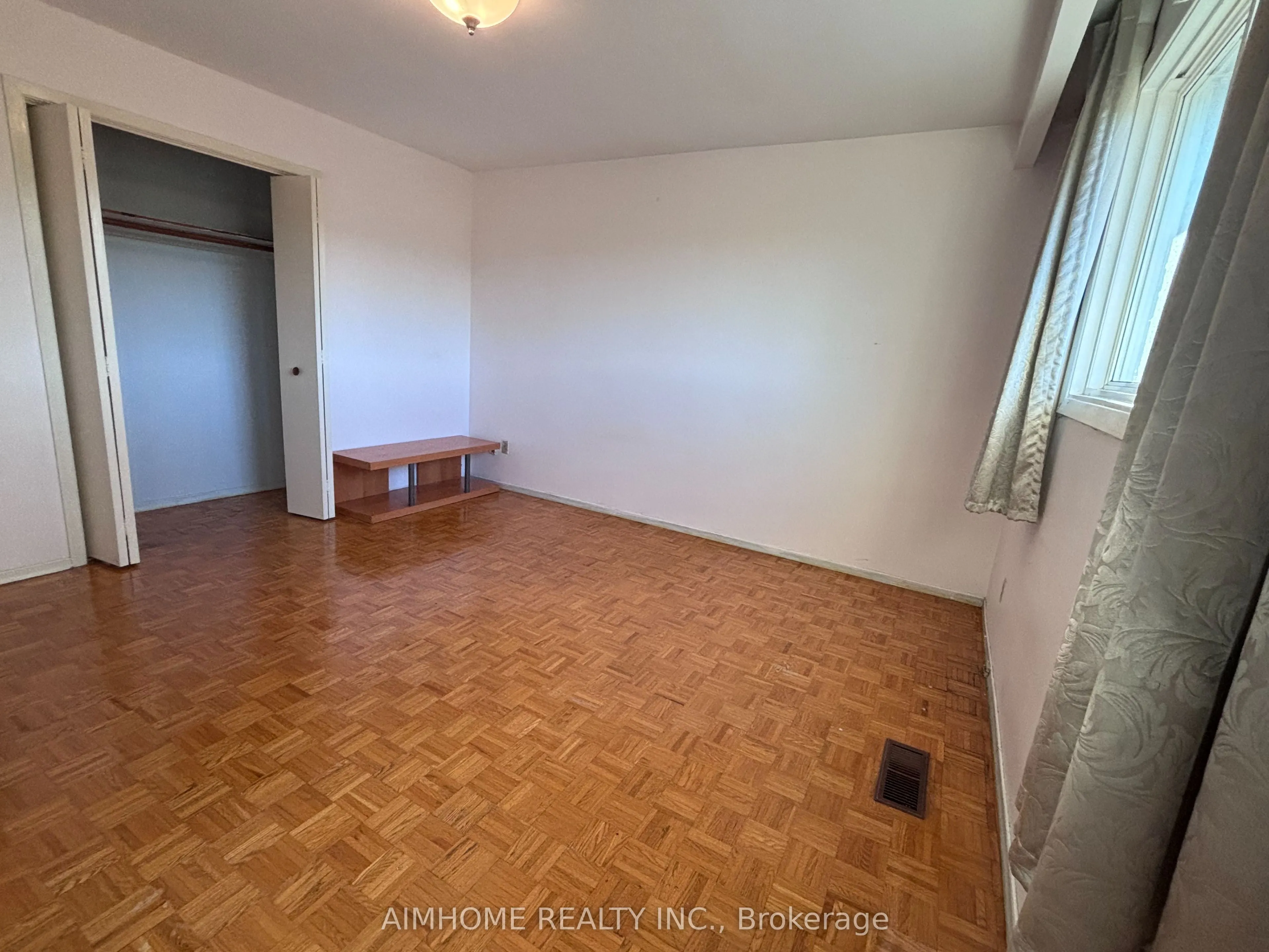 86 James Gray Drive, #Upper