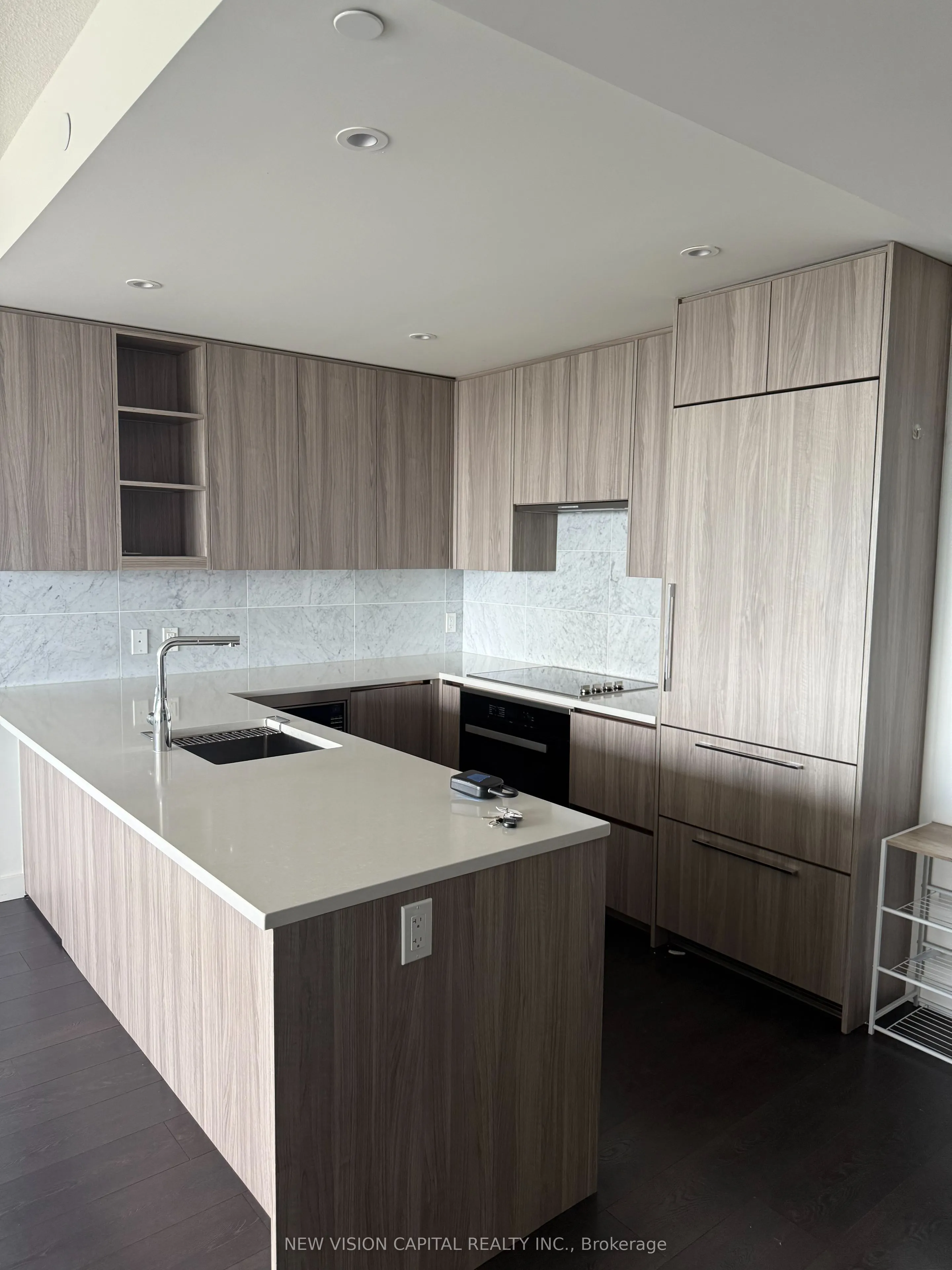 95 Mcmahon Drive, #3903