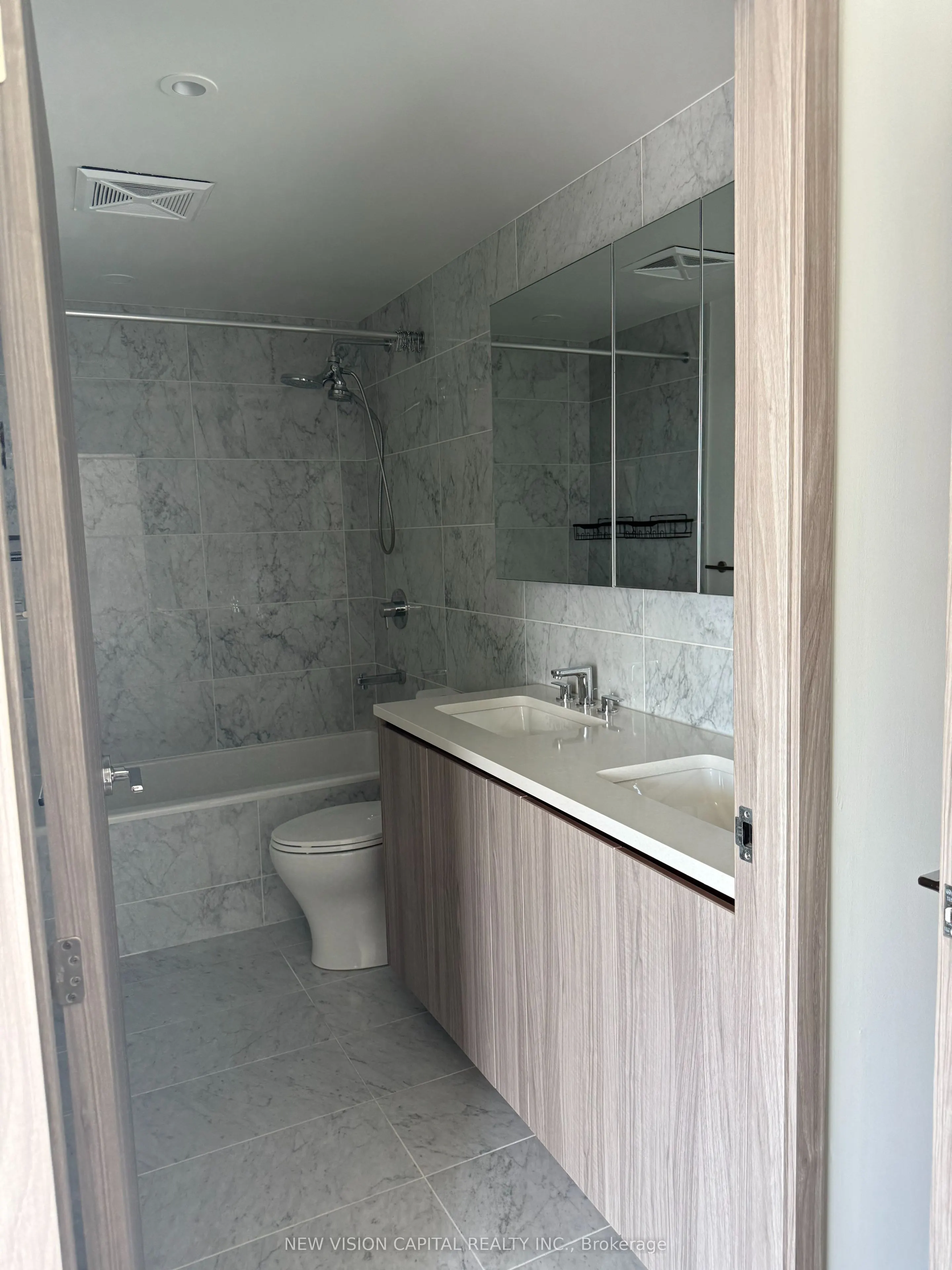 95 Mcmahon Drive, #3903