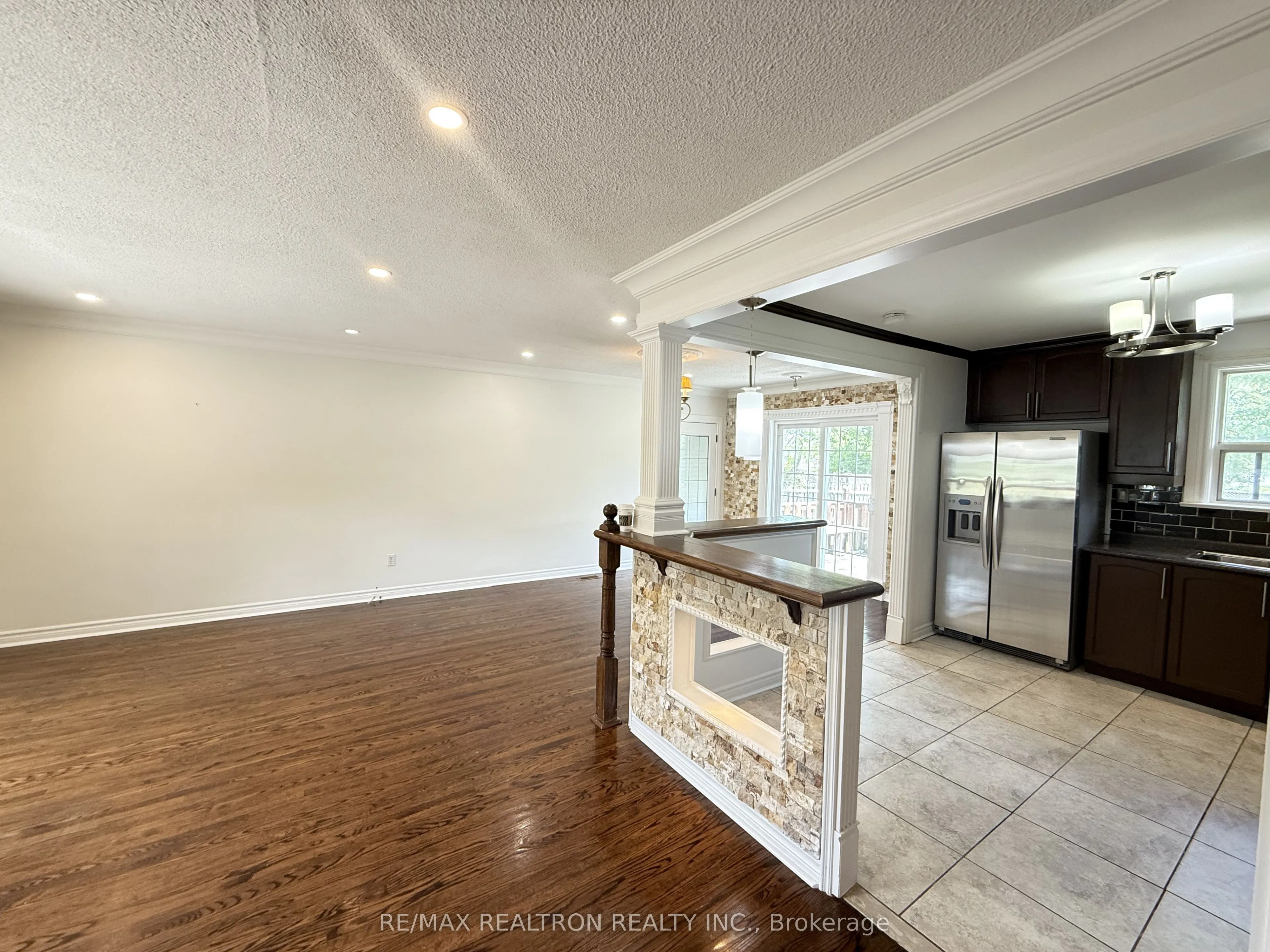 5 Carnegie Court, #Main