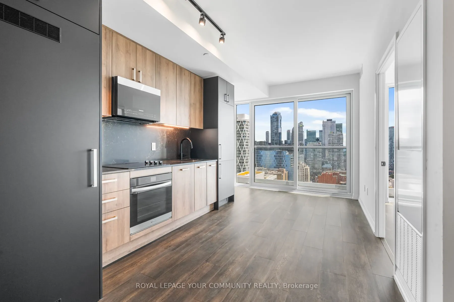 280 Dundas Street W, #2708