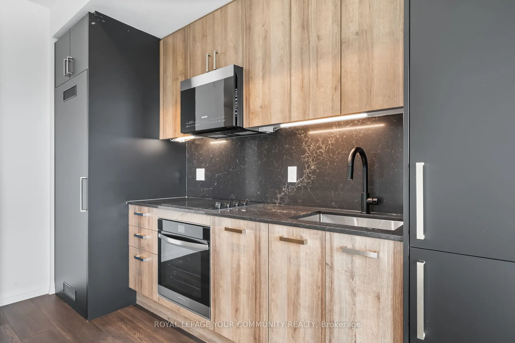280 Dundas Street W, #2708