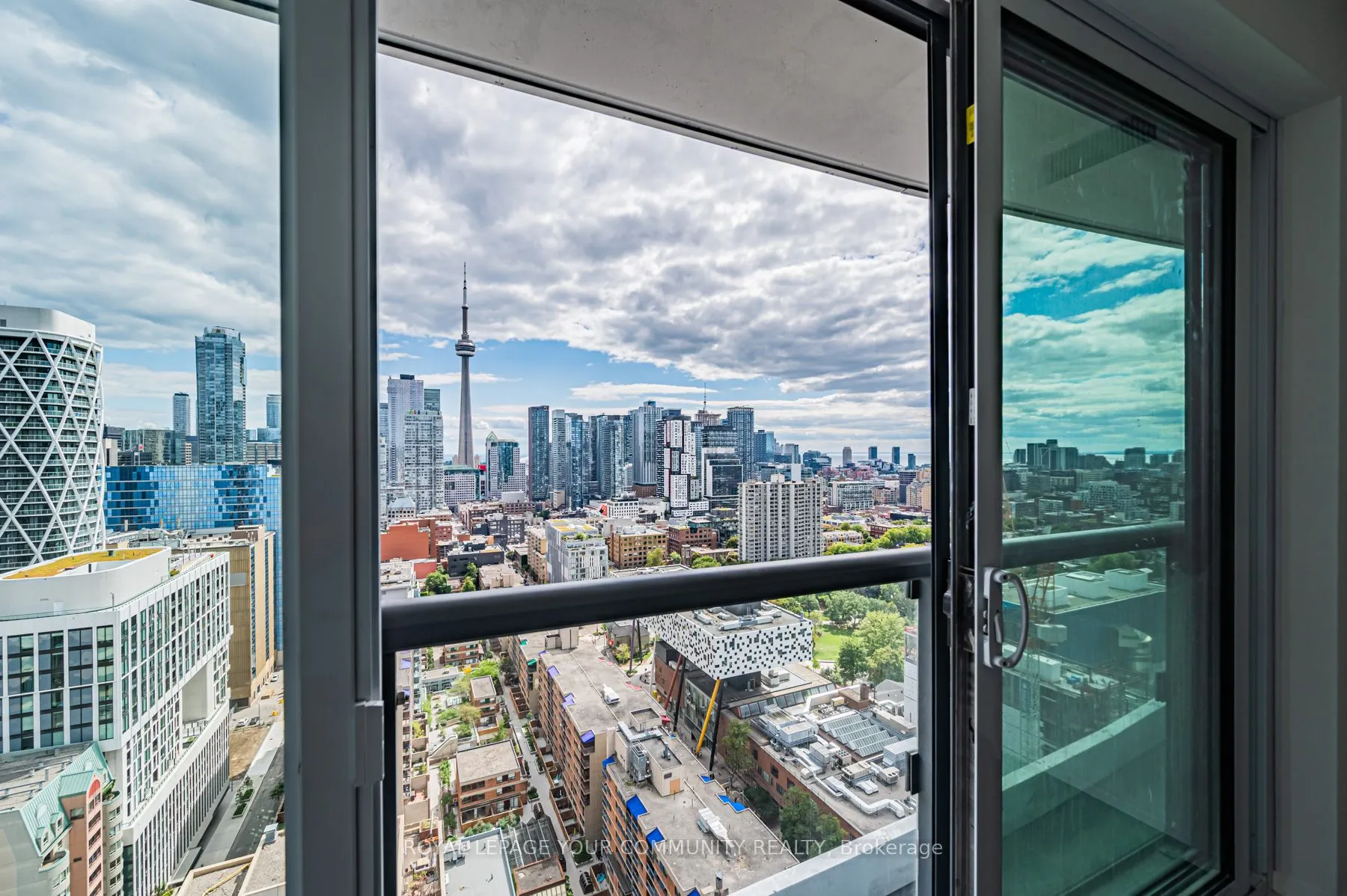 280 Dundas Street W, #2708