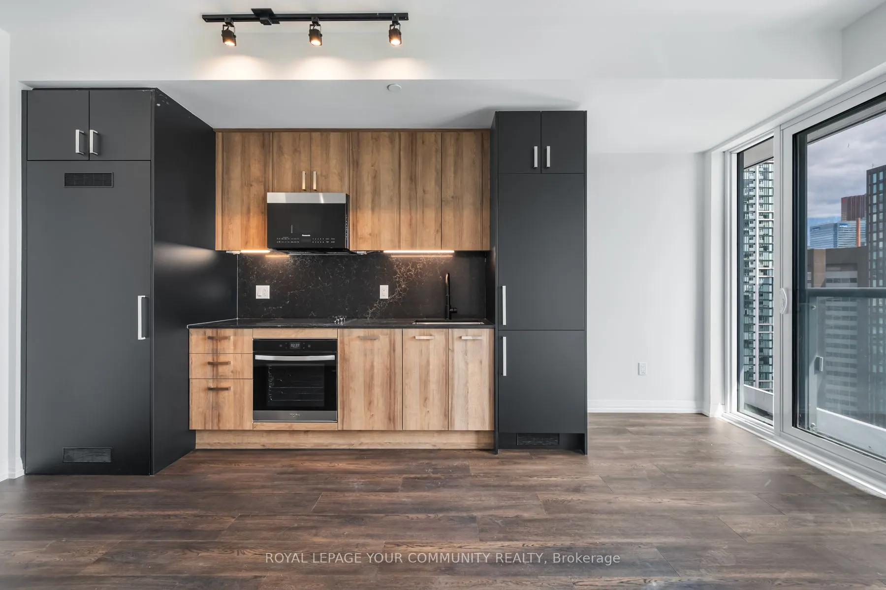 280 Dundas Street W, #2708