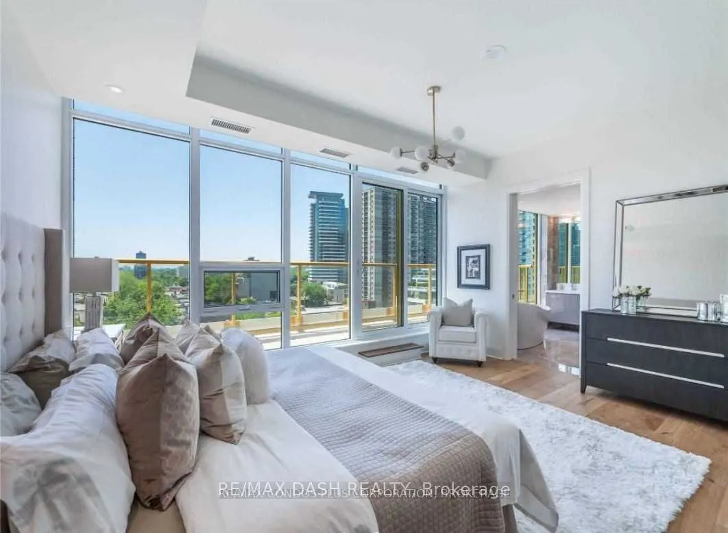 151 Avenue Road, #806
