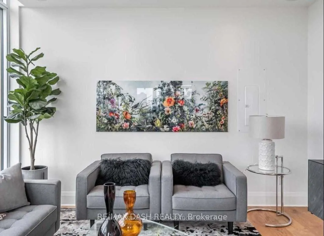 151 Avenue Road, #806
