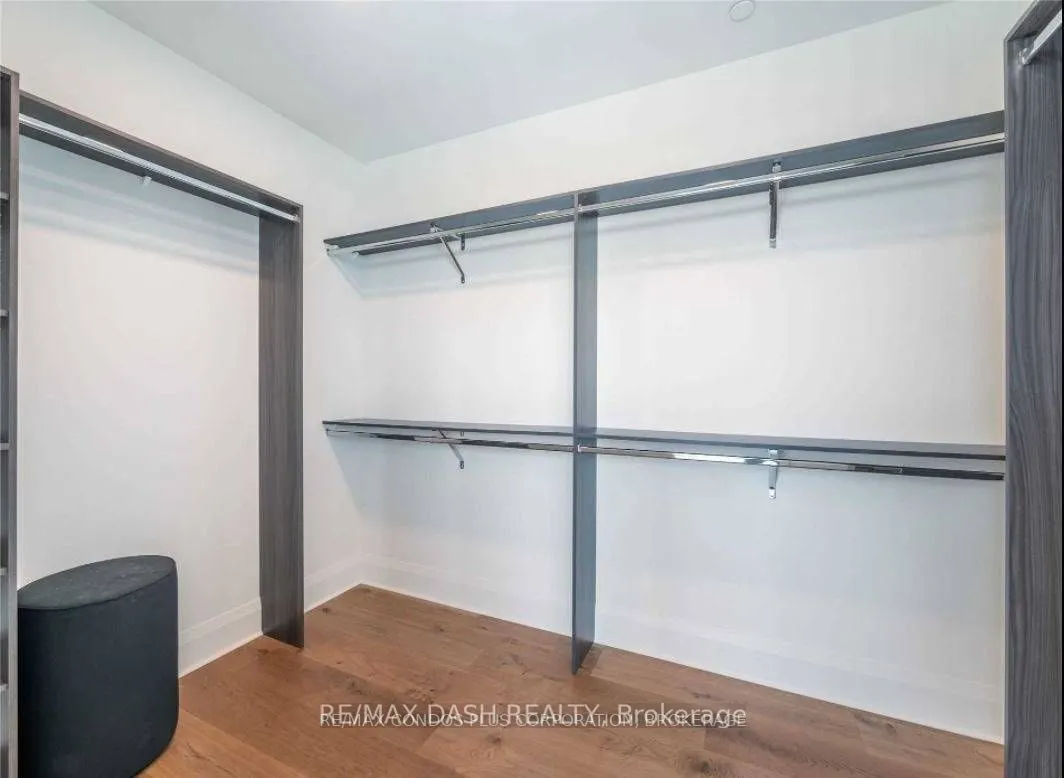 151 Avenue Road, #806