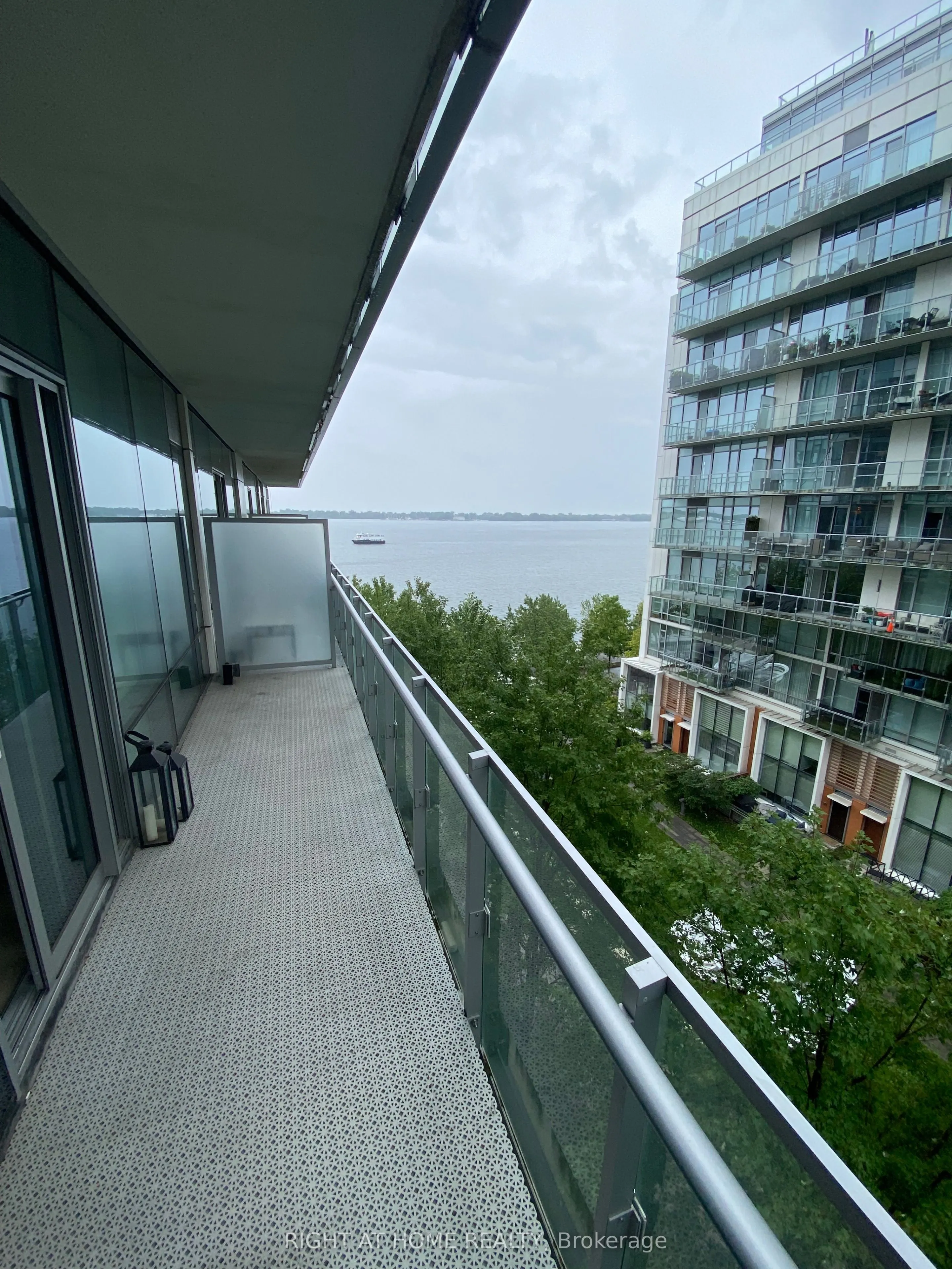 39 Queens Quay E, #610