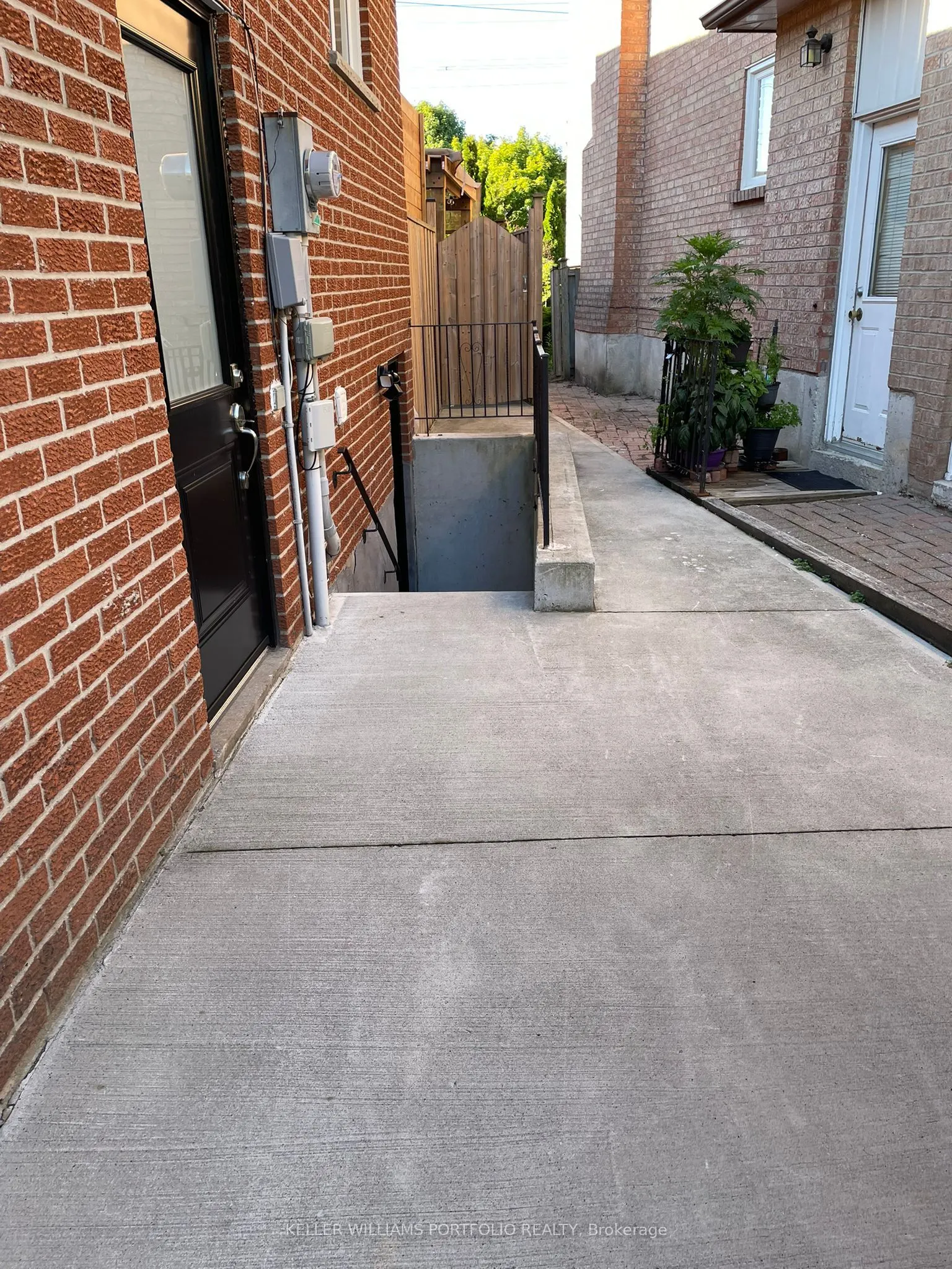 5 Charlton Boulevard