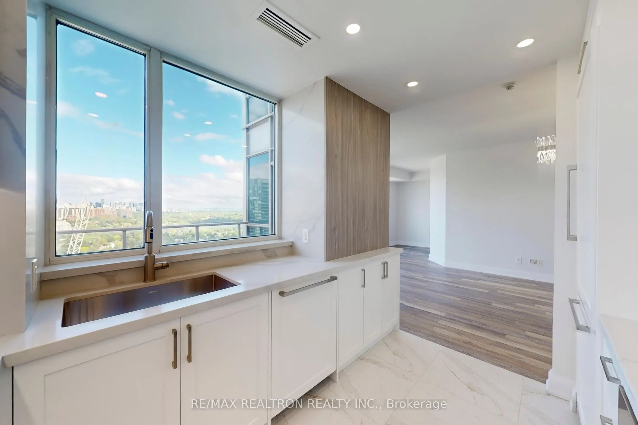 8 Park Road, #PH3802