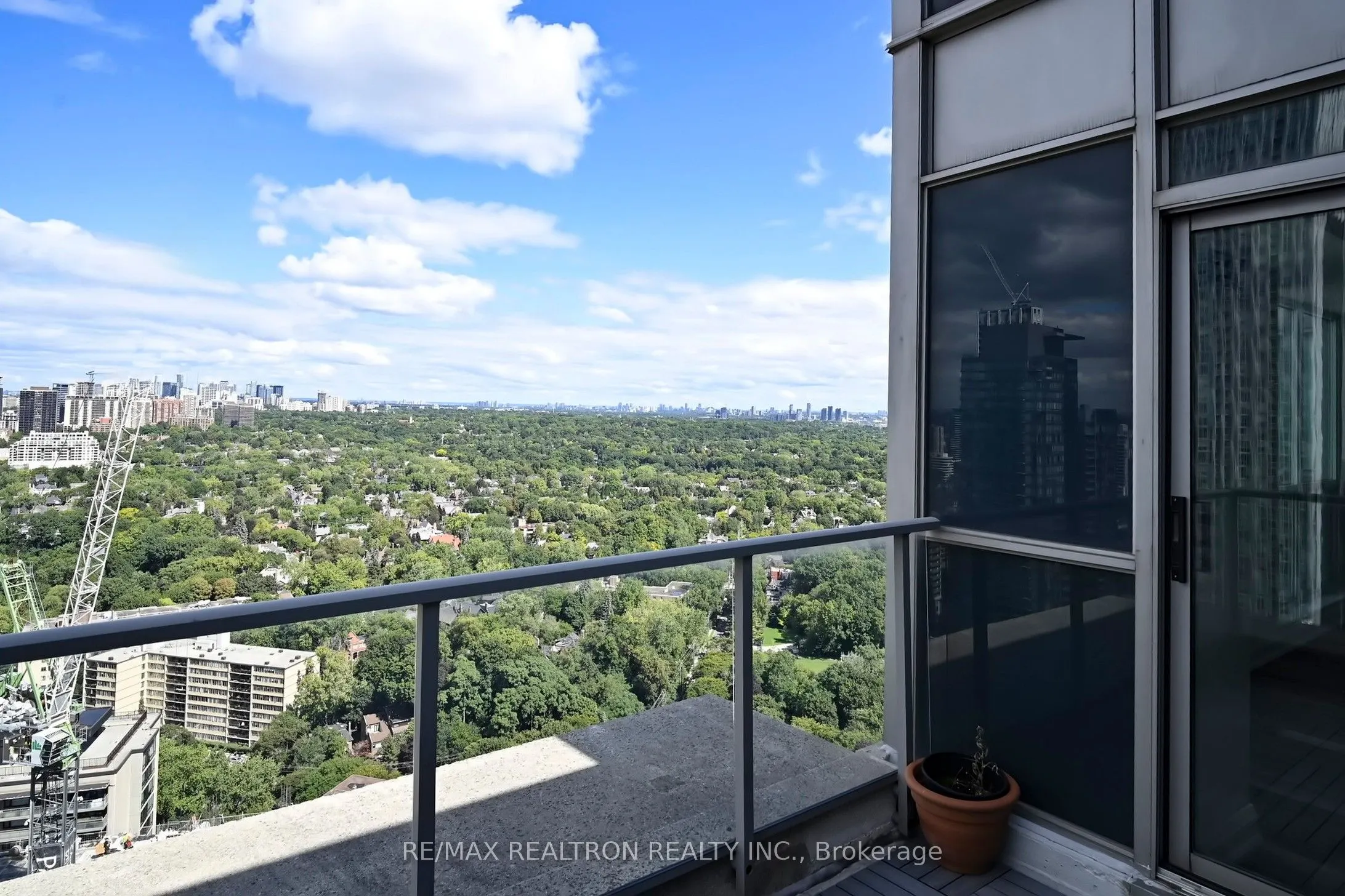 8 Park Road, #PH3802