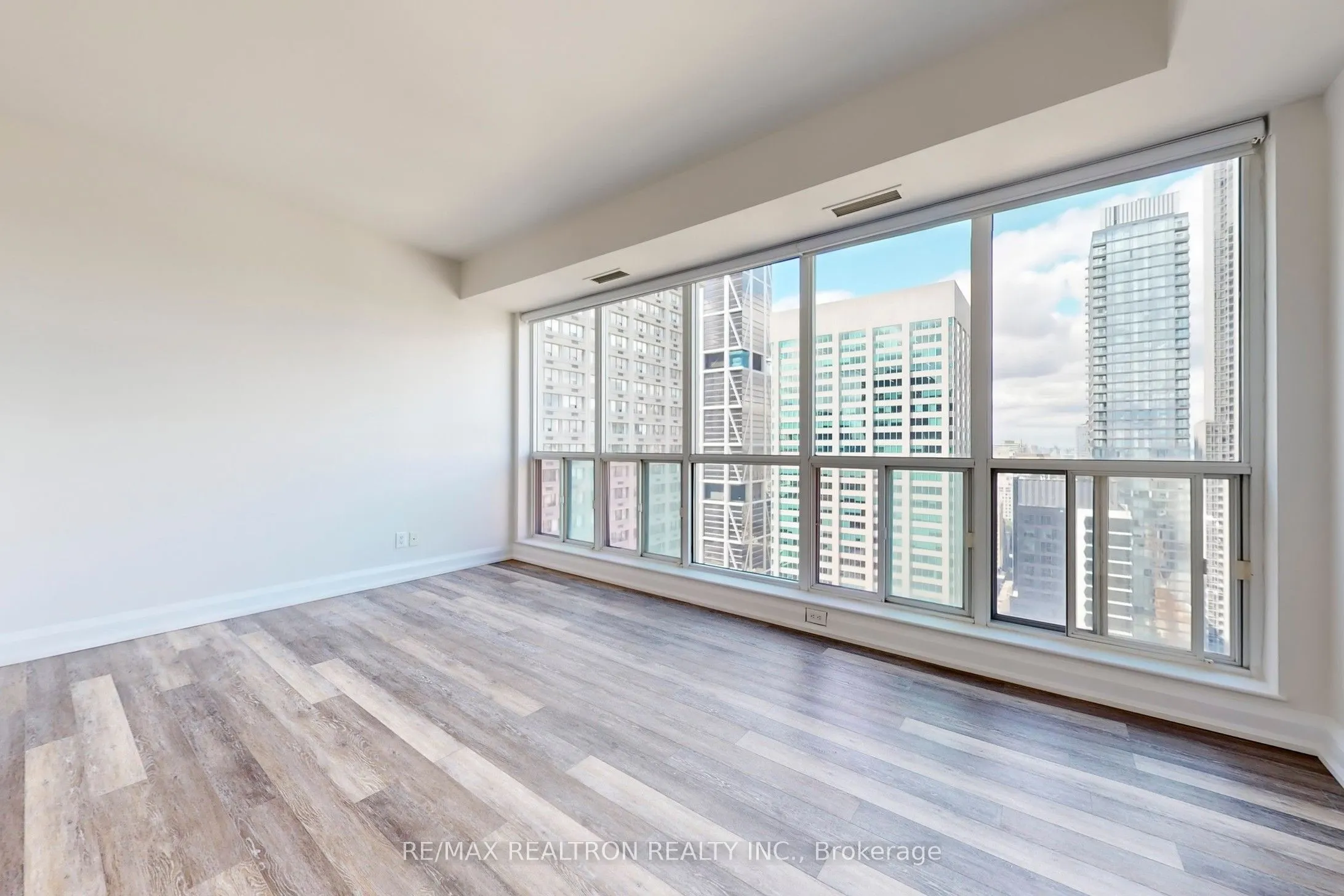 8 Park Road, #PH3802