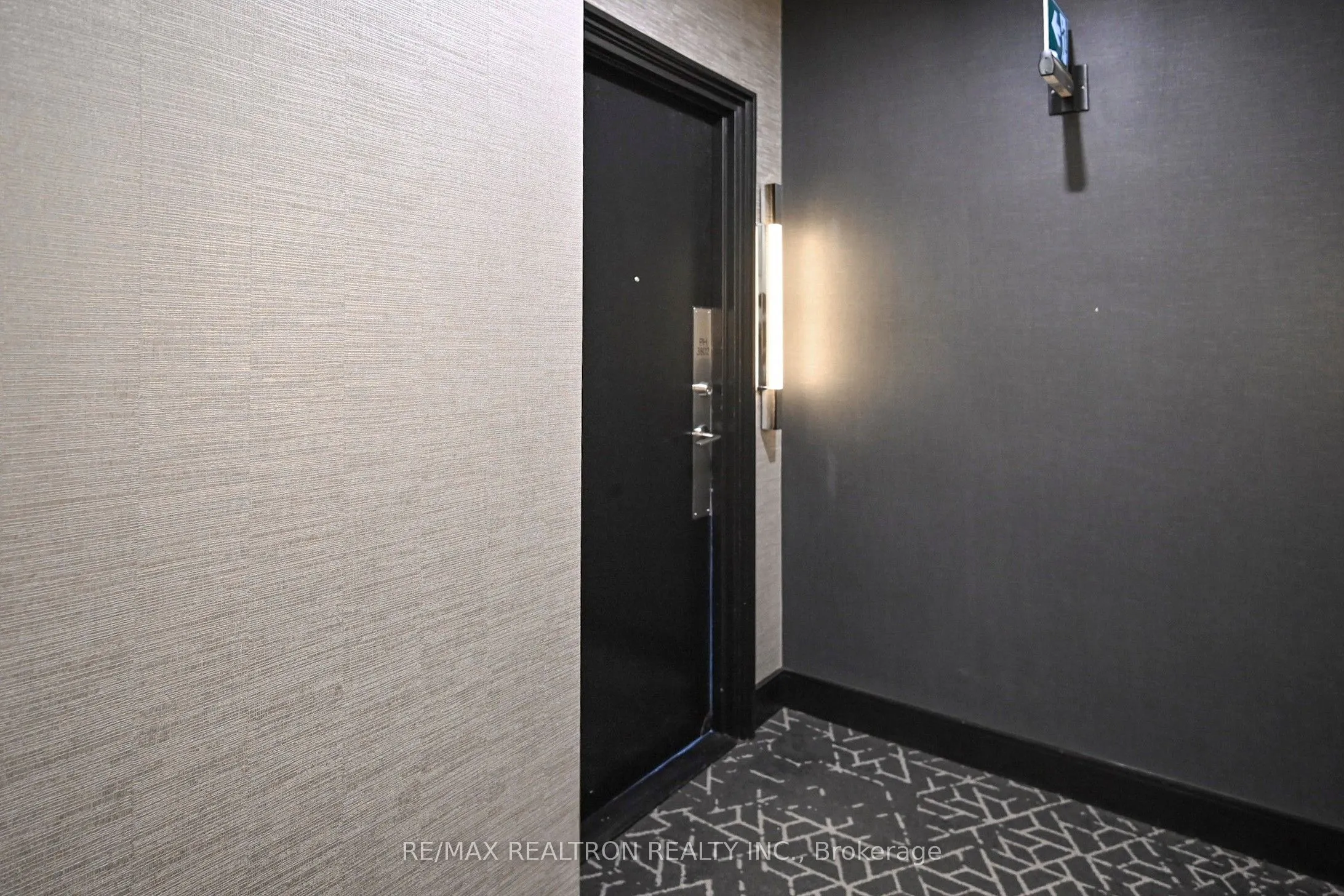 8 Park Road, #PH3802