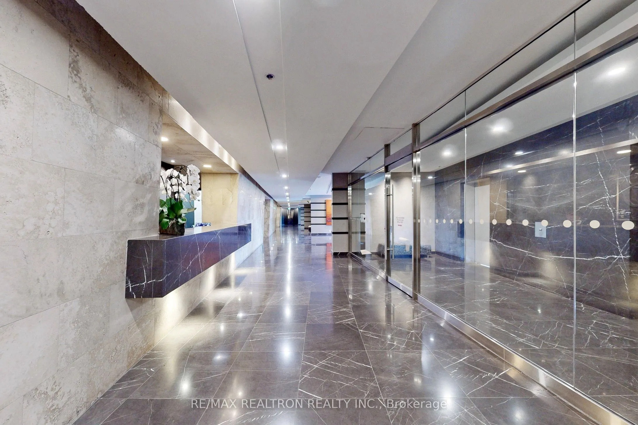 8 Park Road, #PH3802