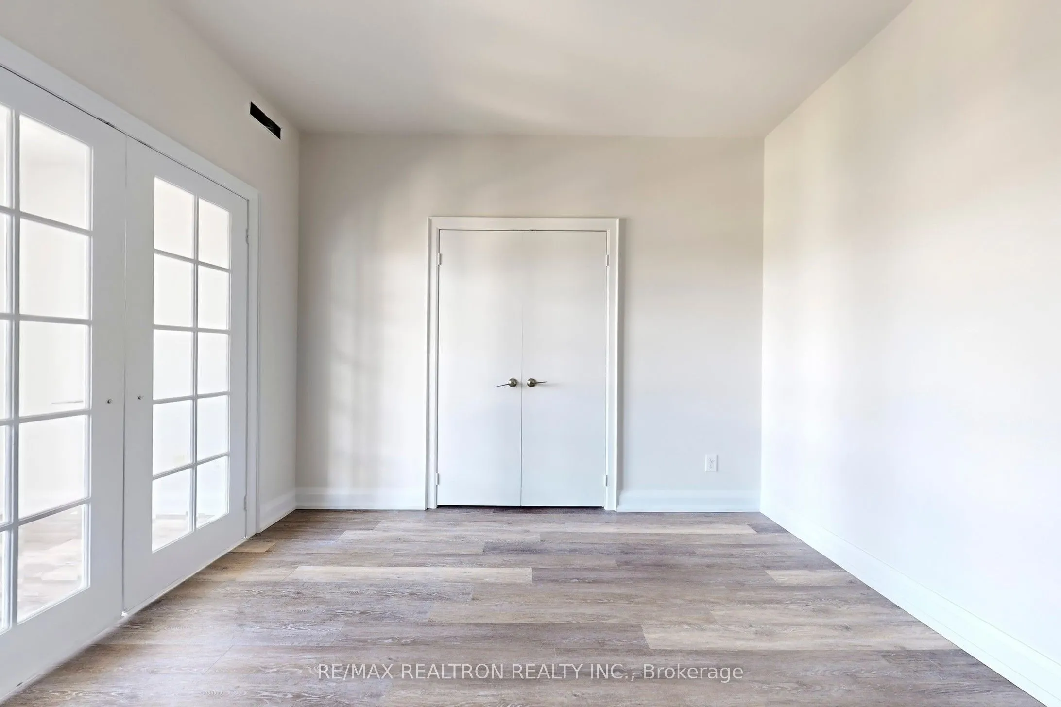 8 Park Road, #PH3802