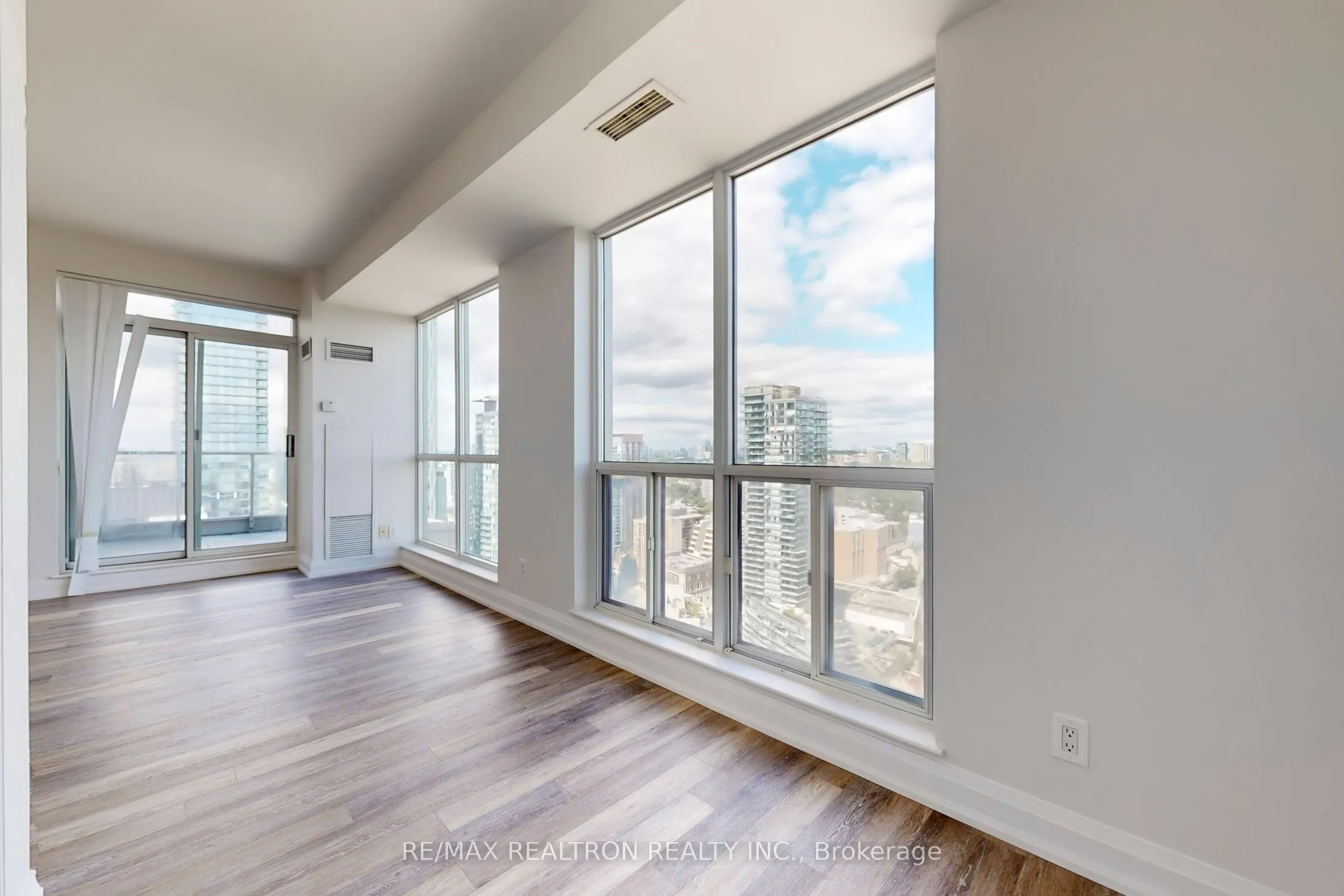 8 Park Road, #PH3802