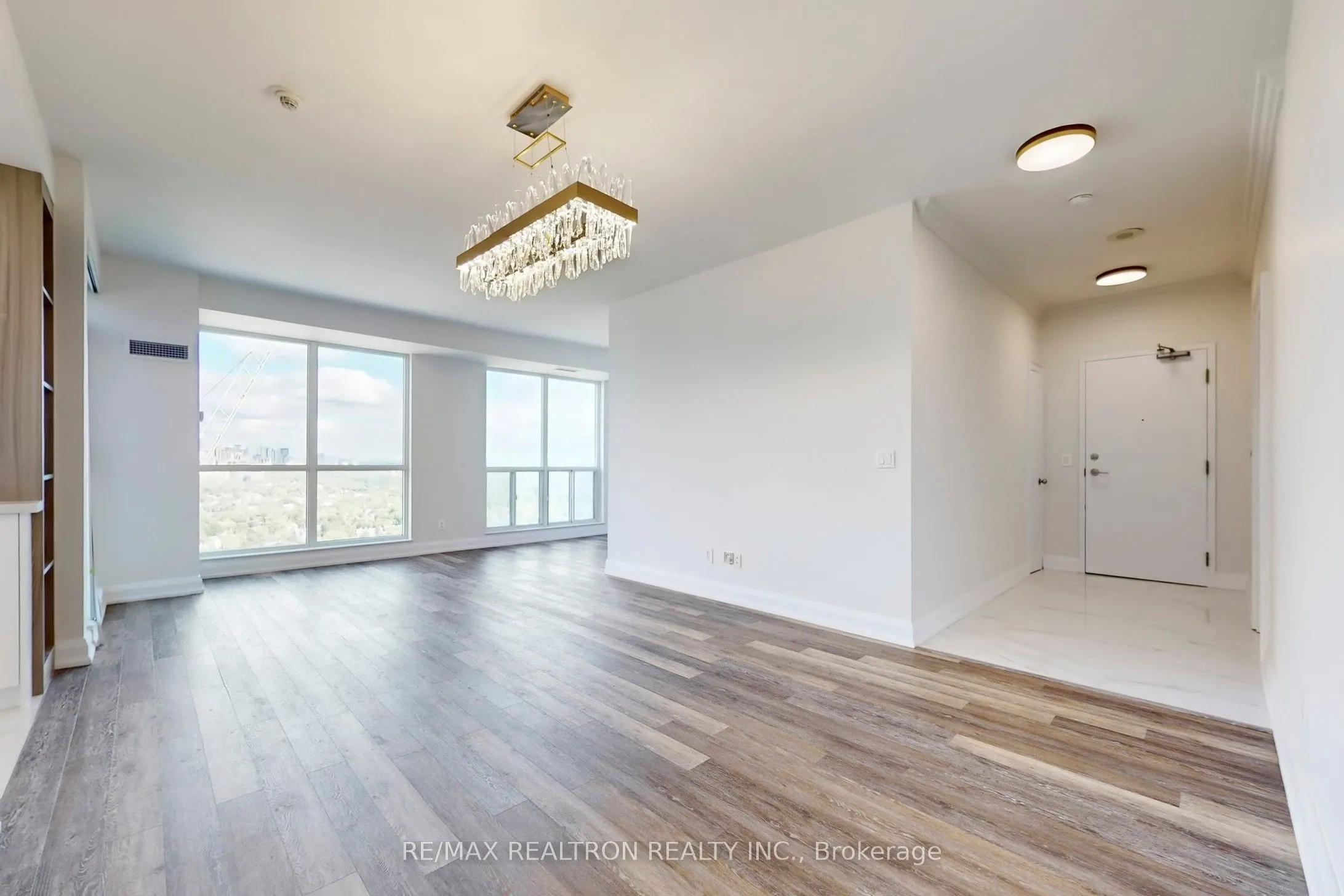 8 Park Road, #PH3802