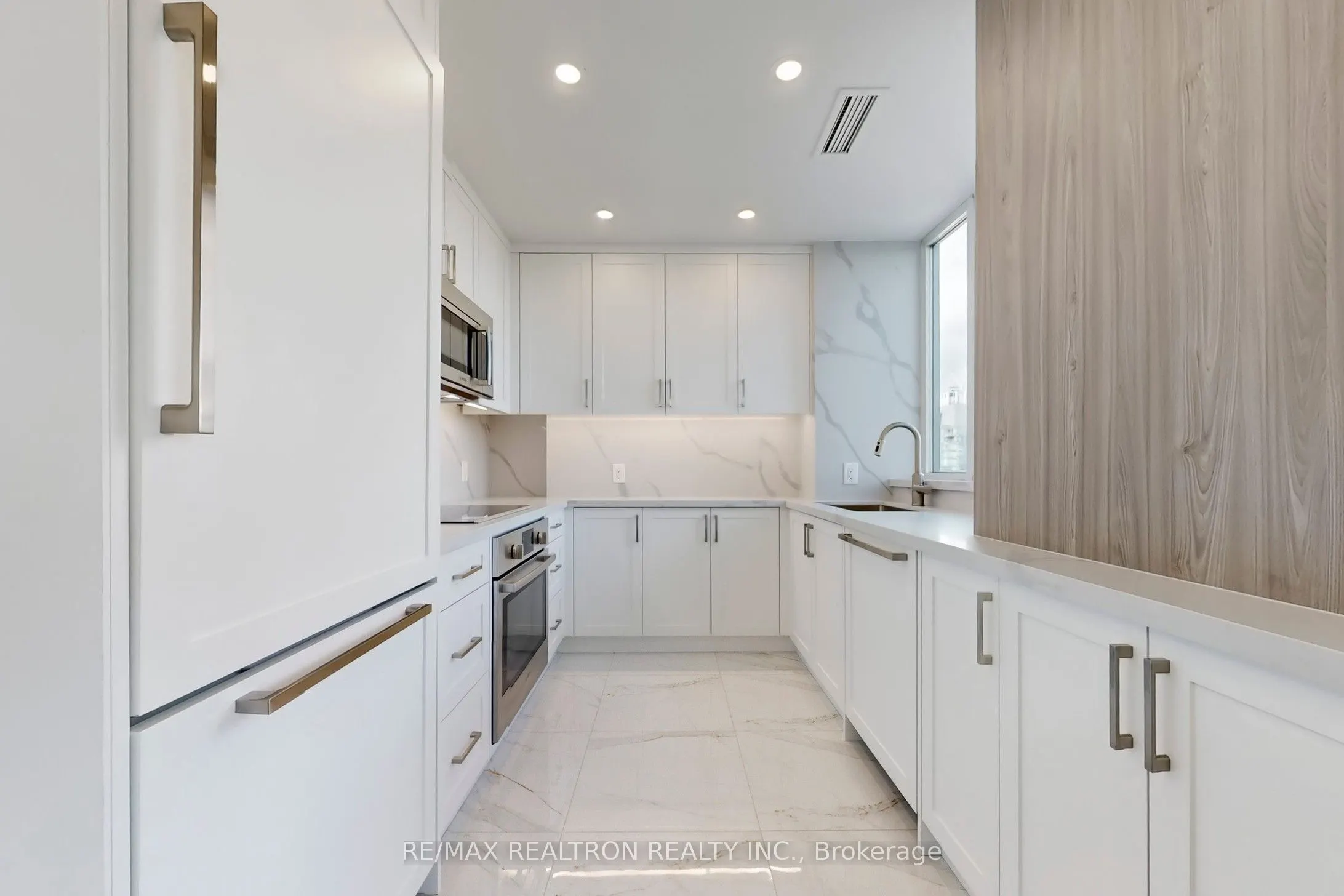 8 Park Road, #PH3802