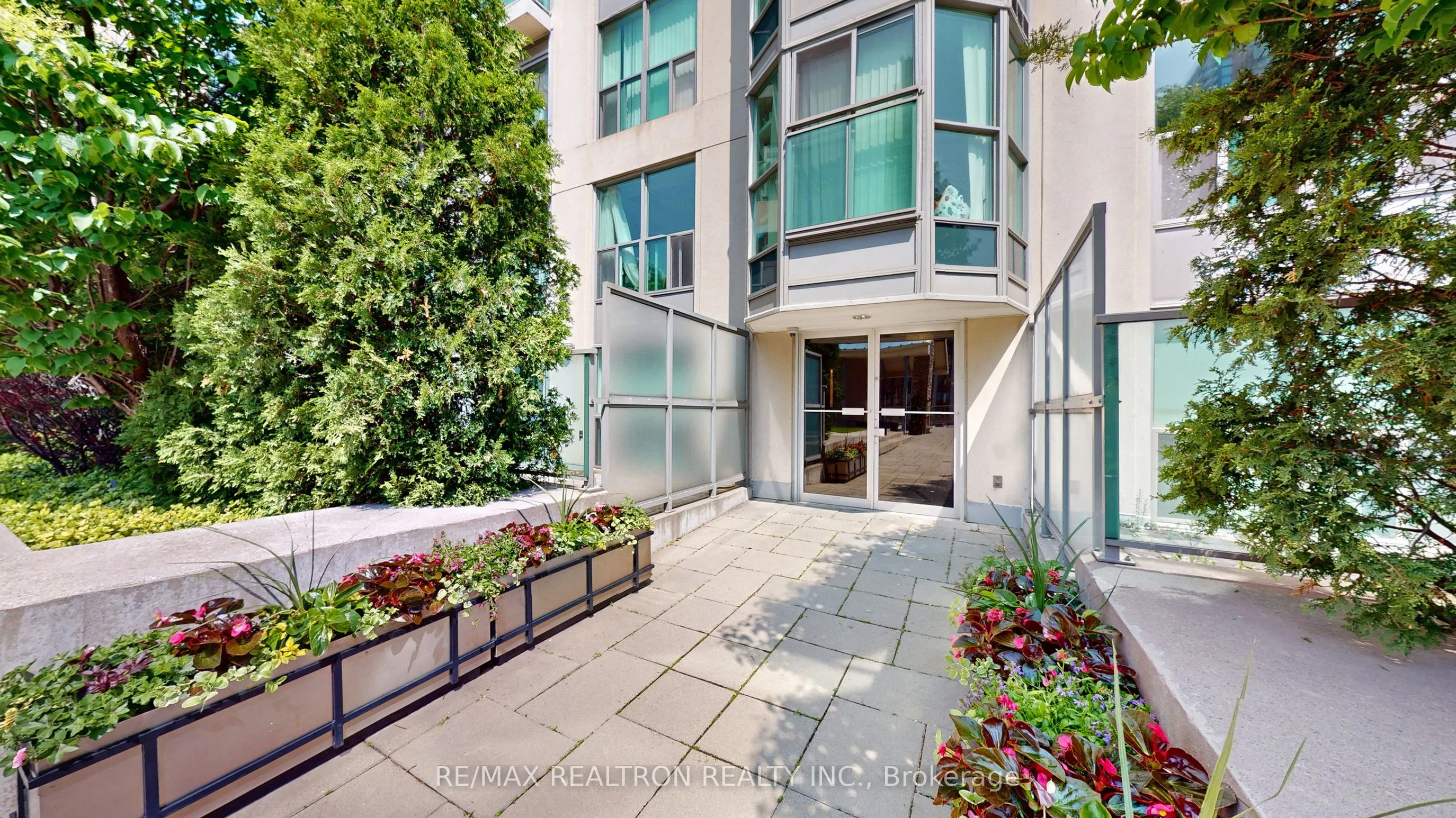 8 Park Road, #PH3802