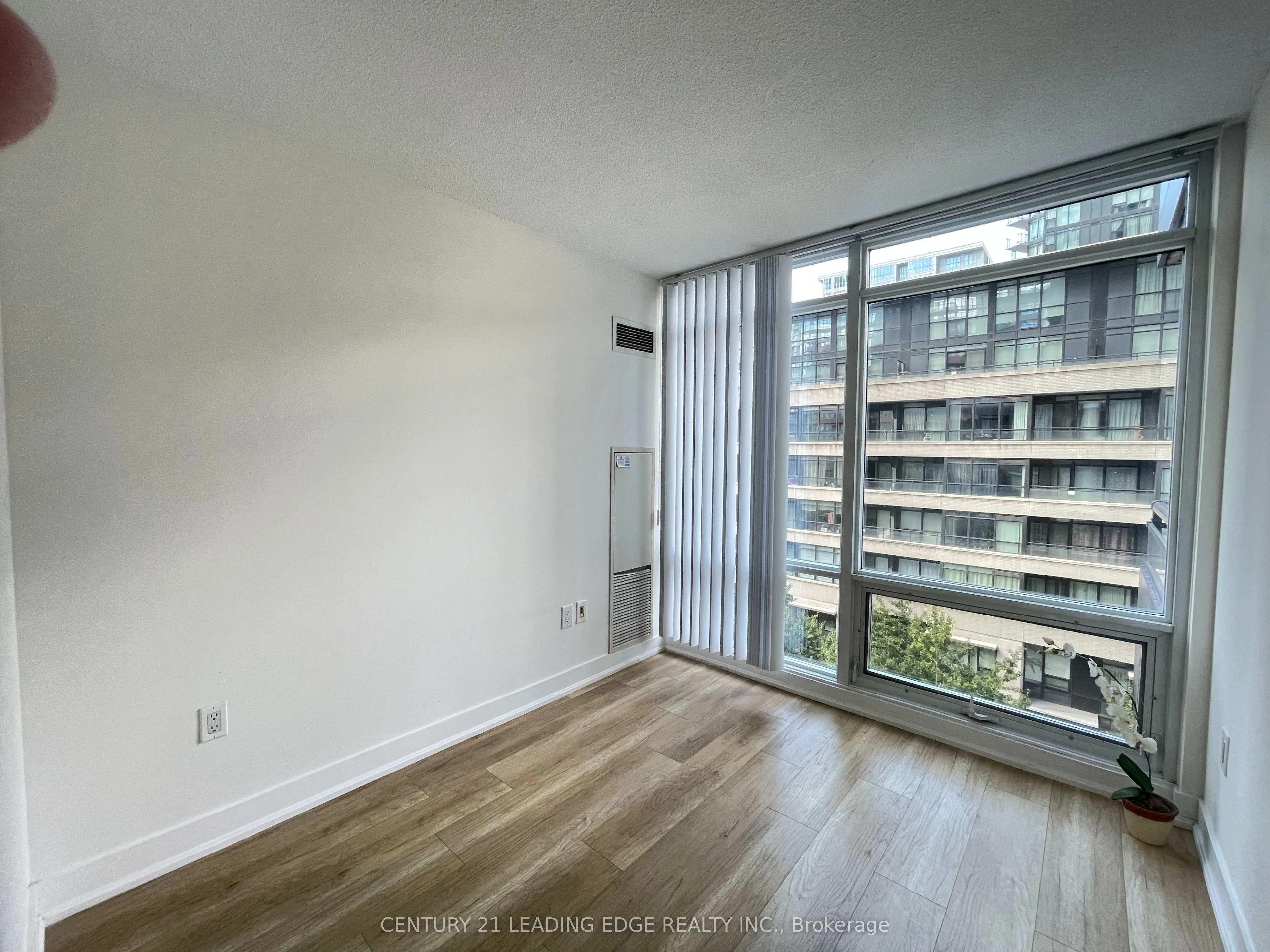25 Telegram Mews, #609
