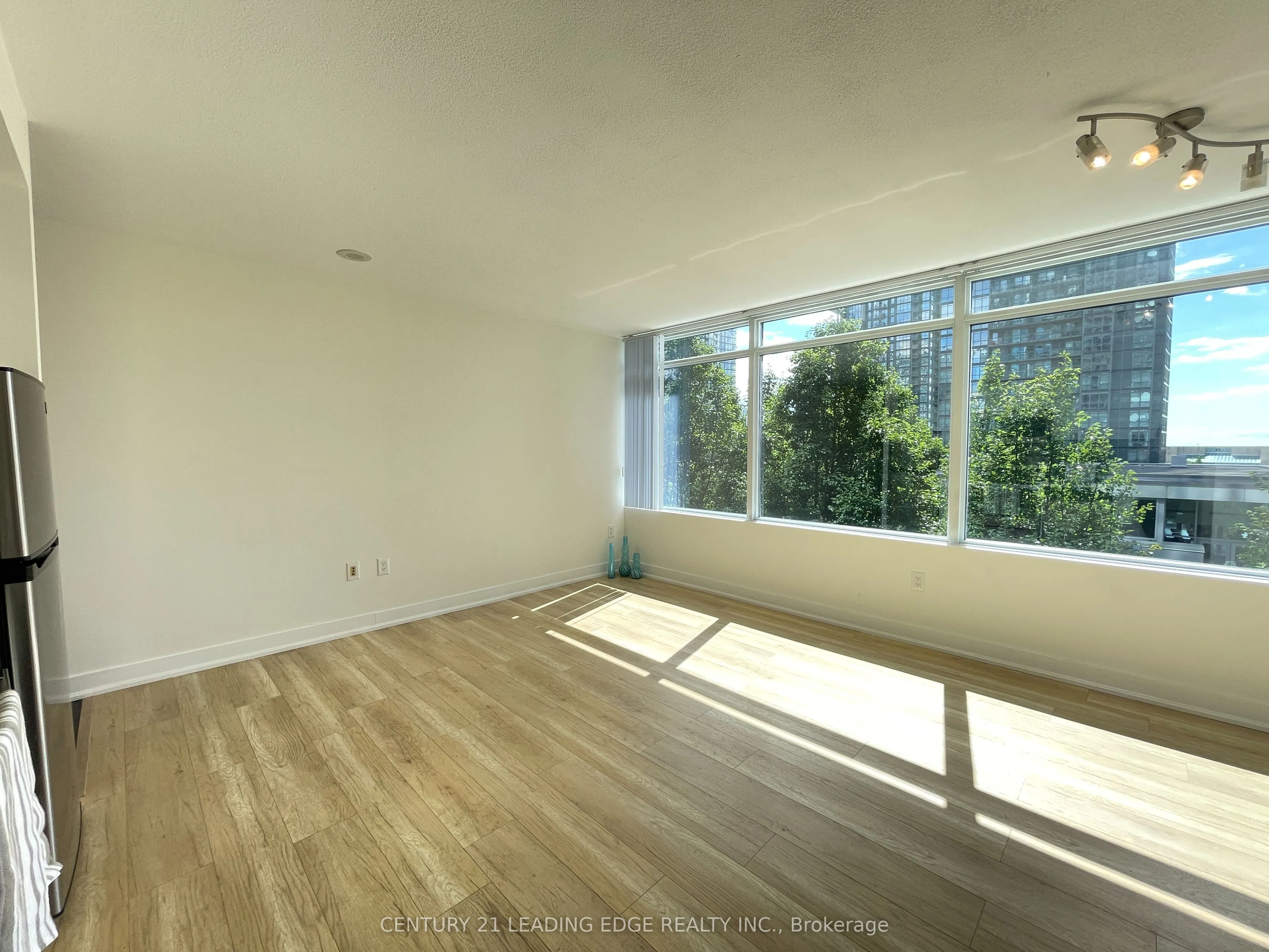 25 Telegram Mews, #609