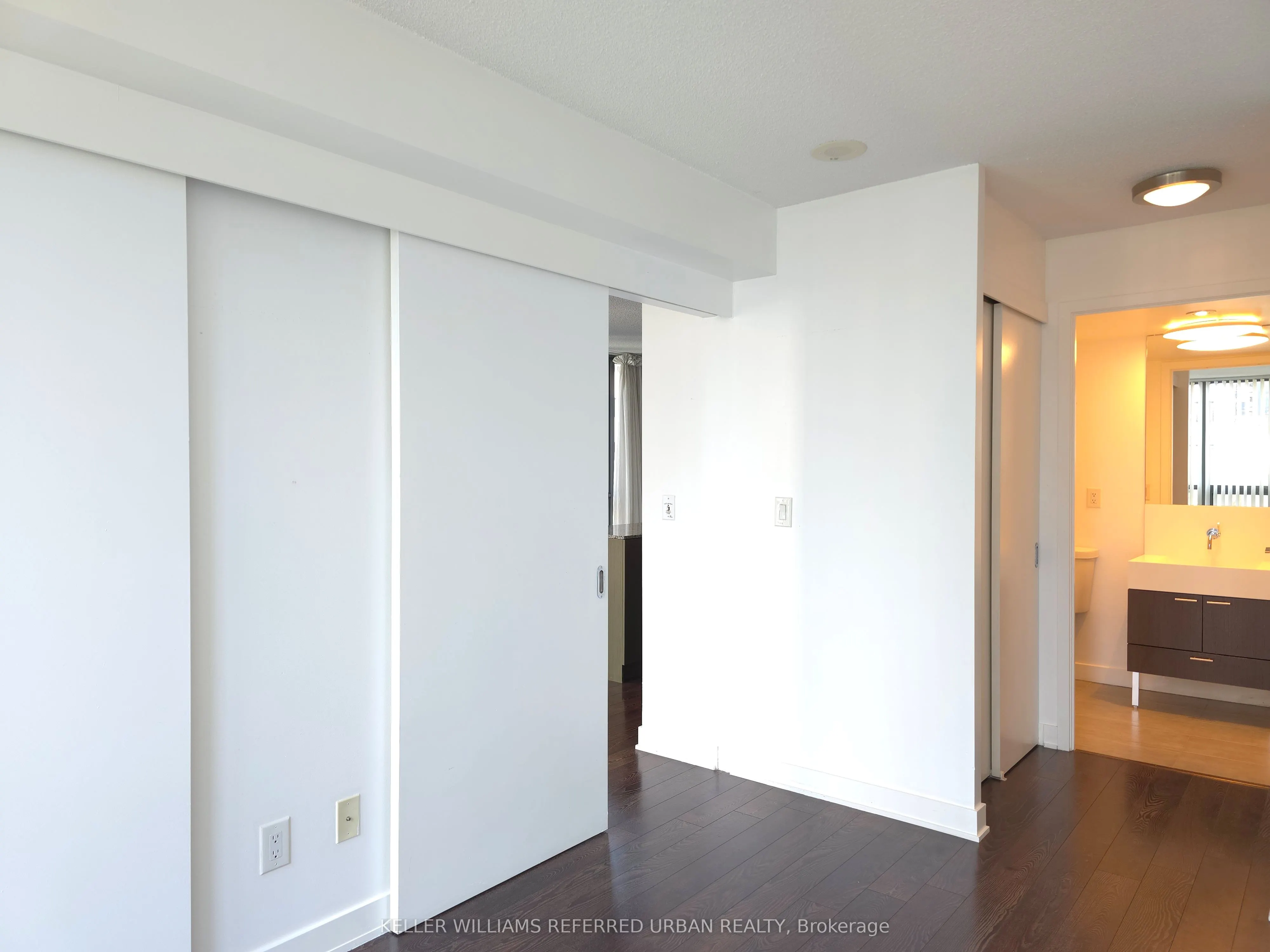 110 Charles Street E, #807