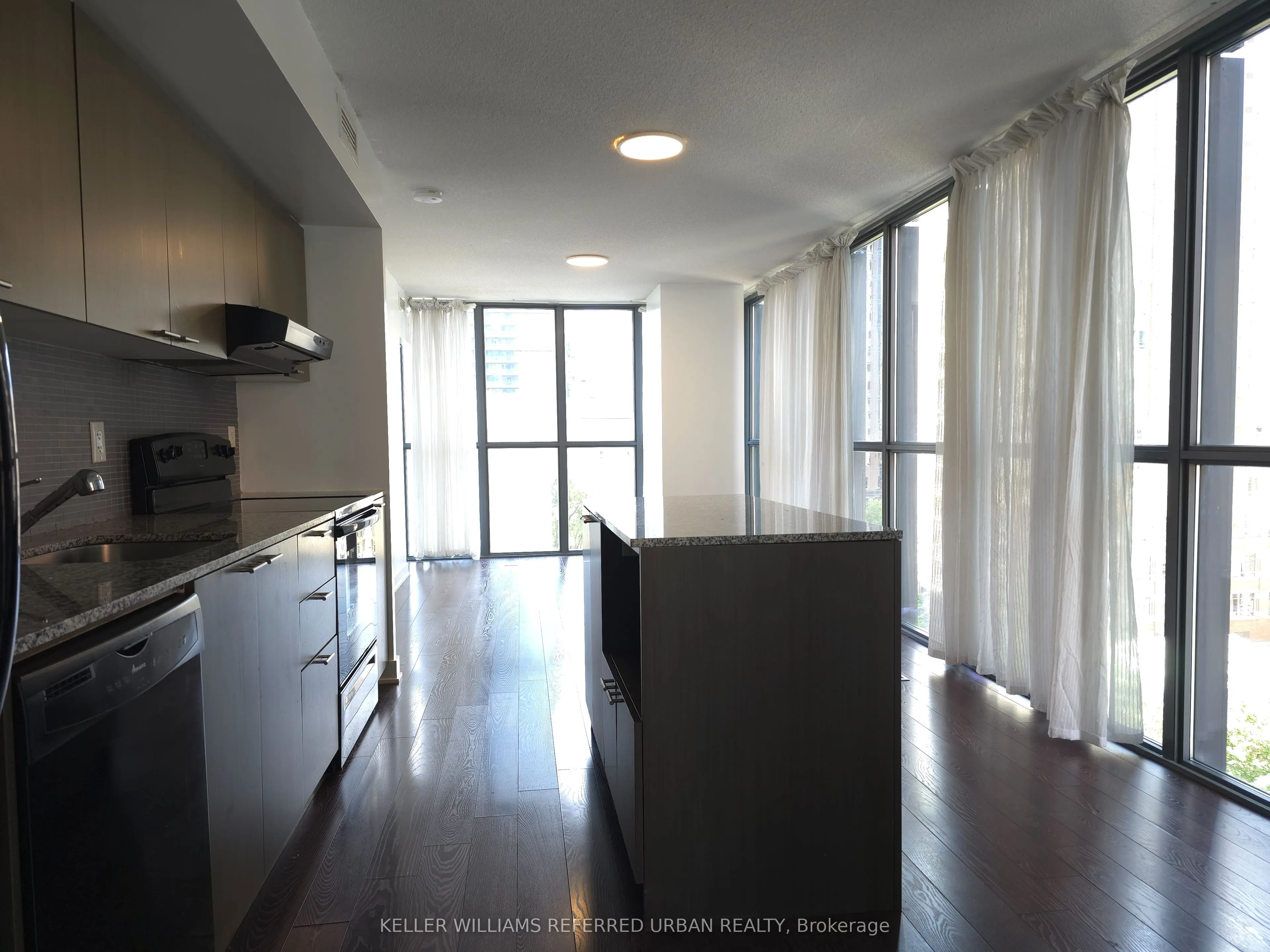 110 Charles Street E, #807
