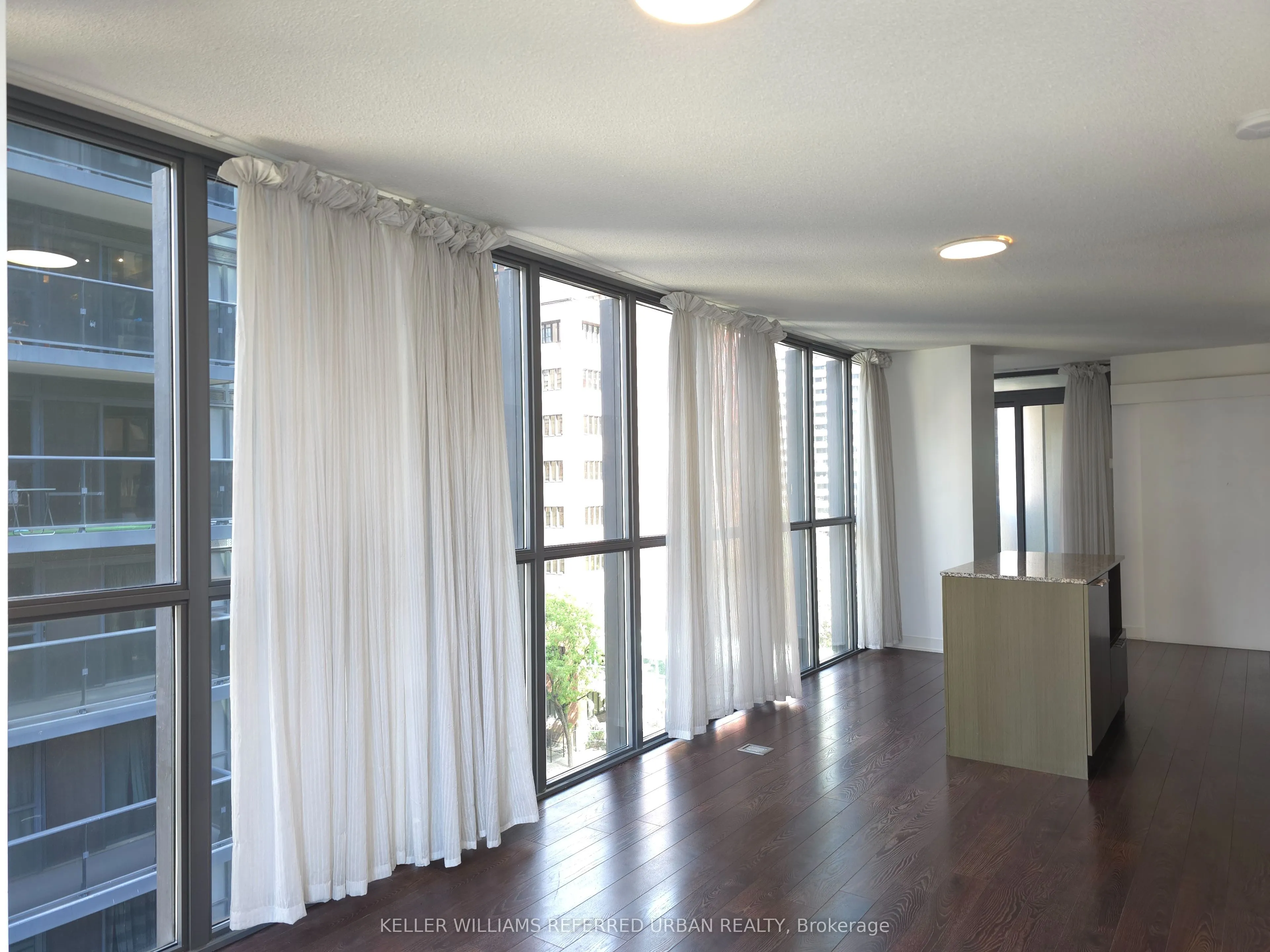 110 Charles Street E, #807