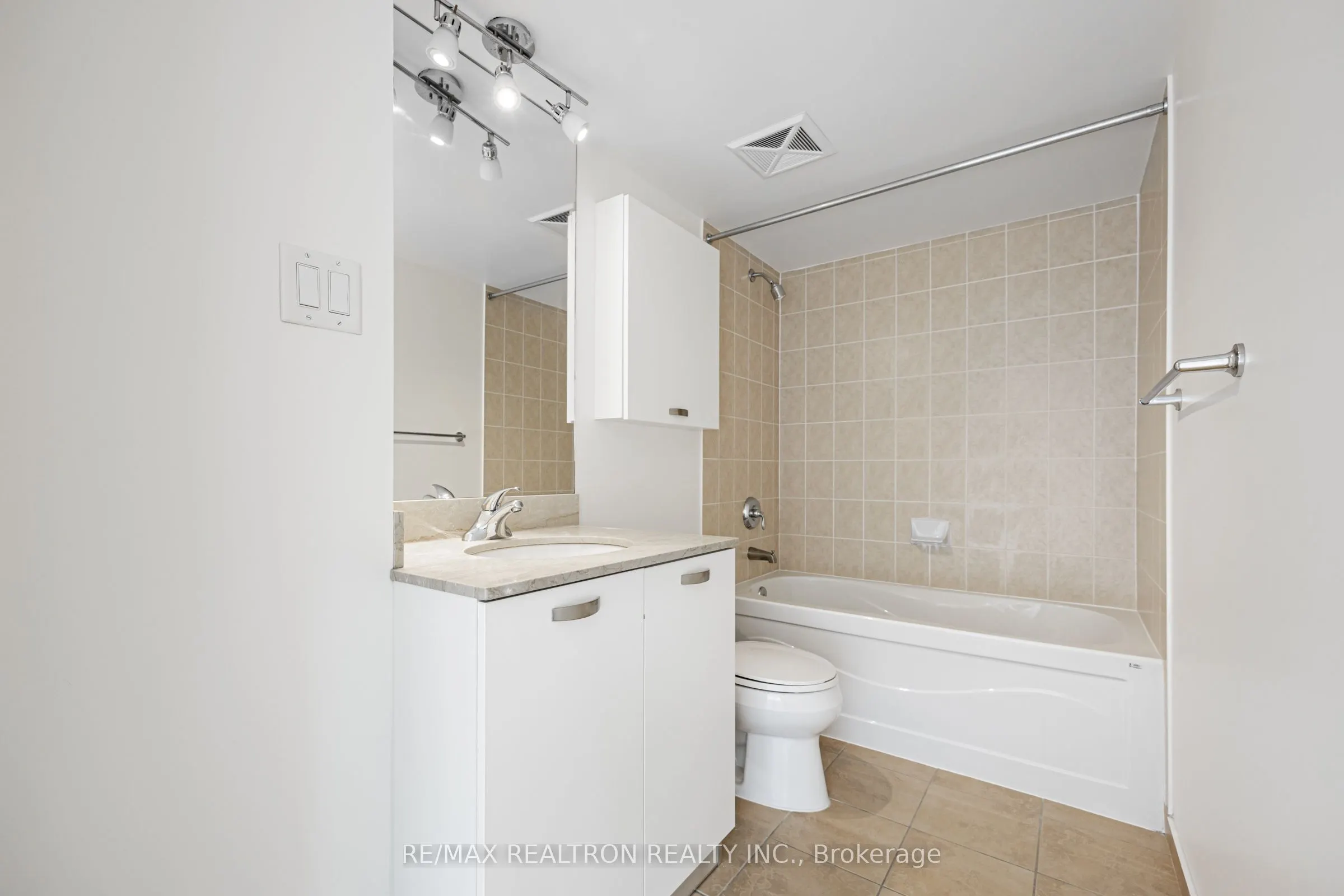 38 Grenville Street, #707
