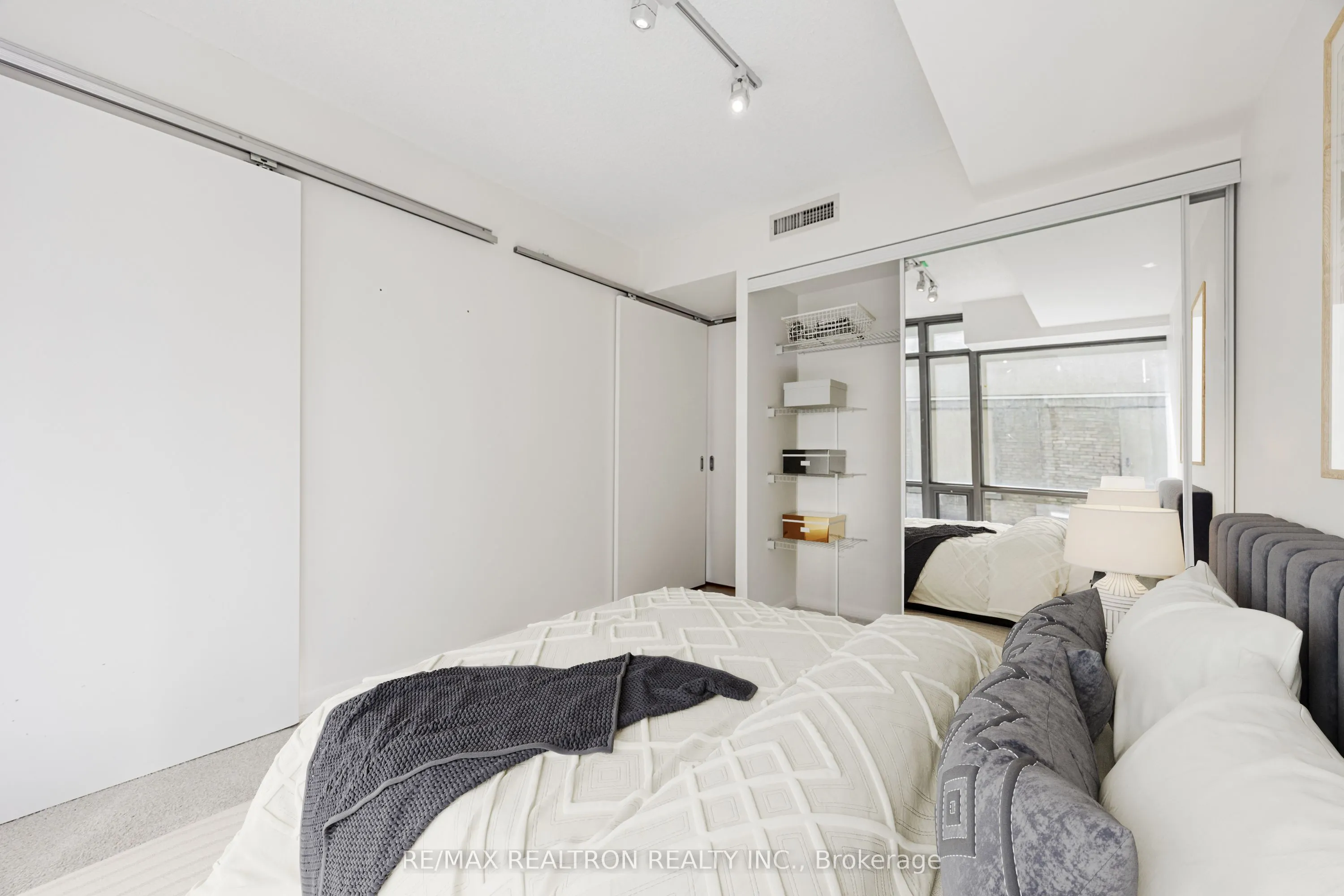 38 Grenville Street, #707
