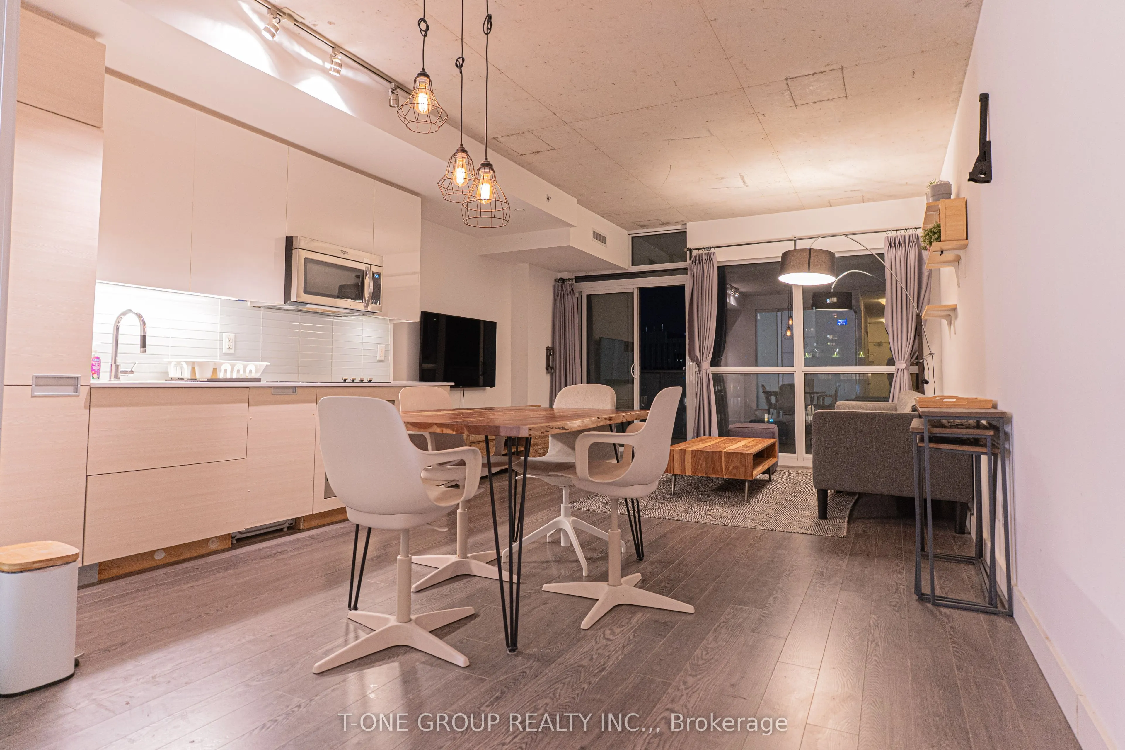 210 Simcoe Street, #1204