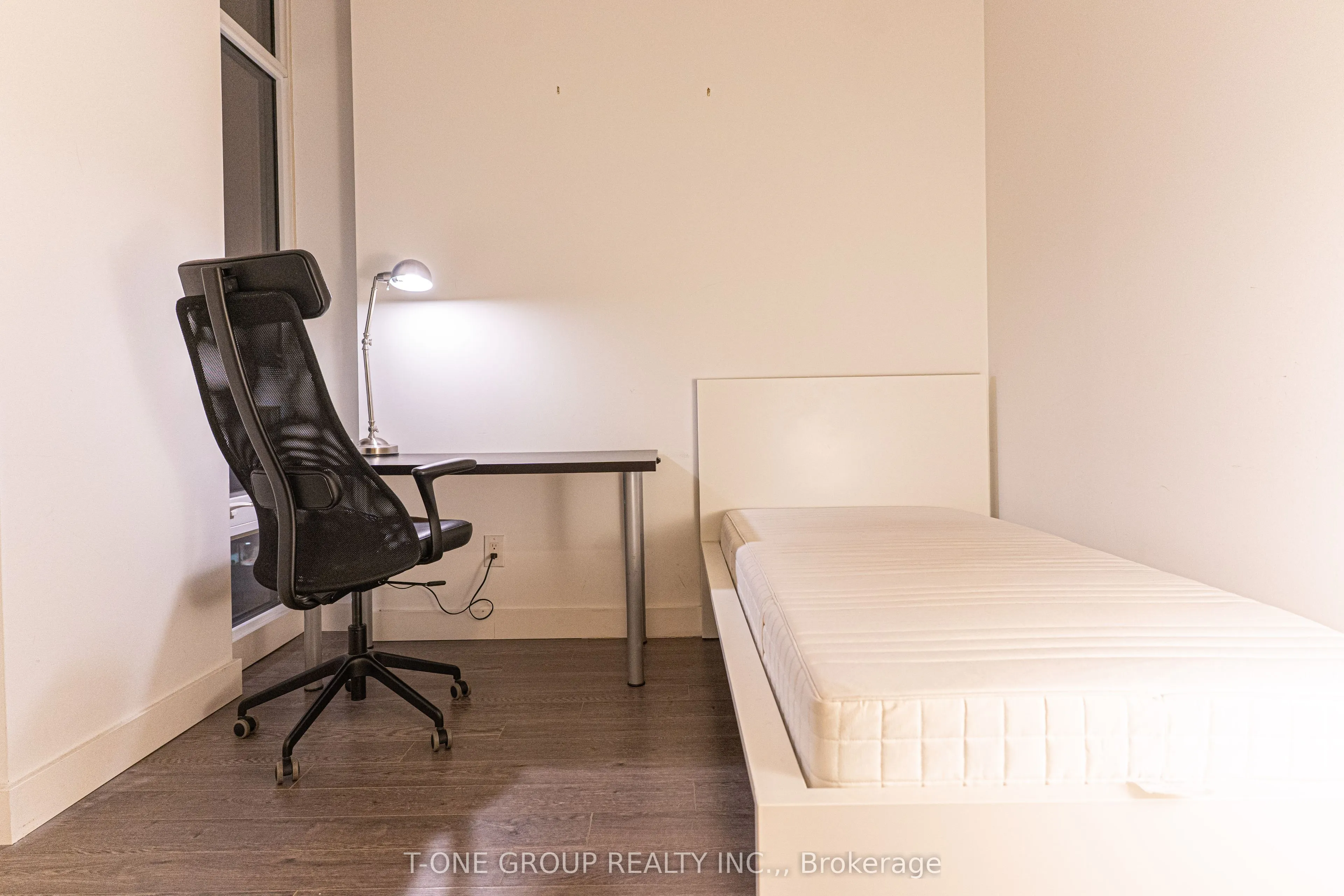 210 Simcoe Street, #1204