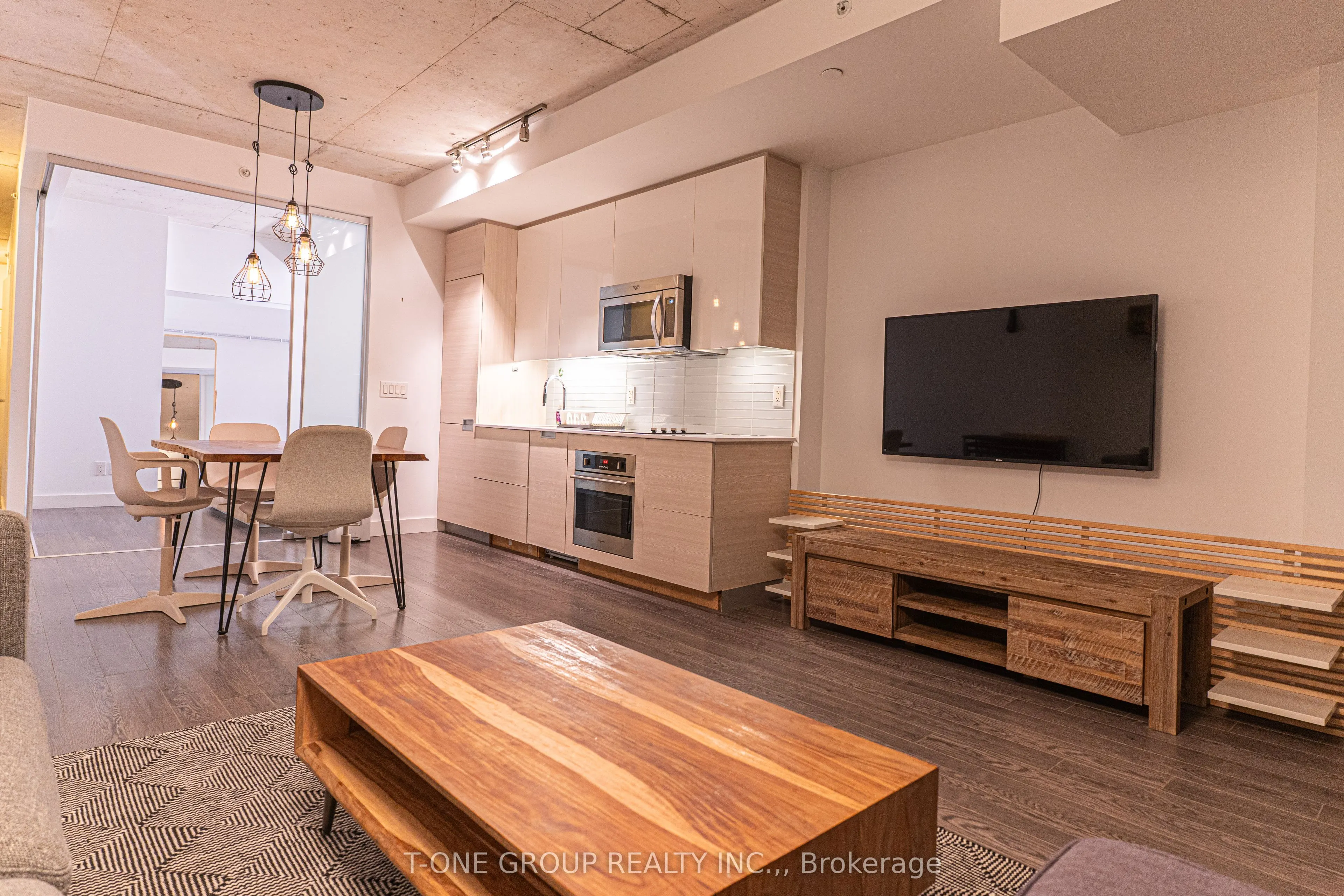 210 Simcoe Street, #1204