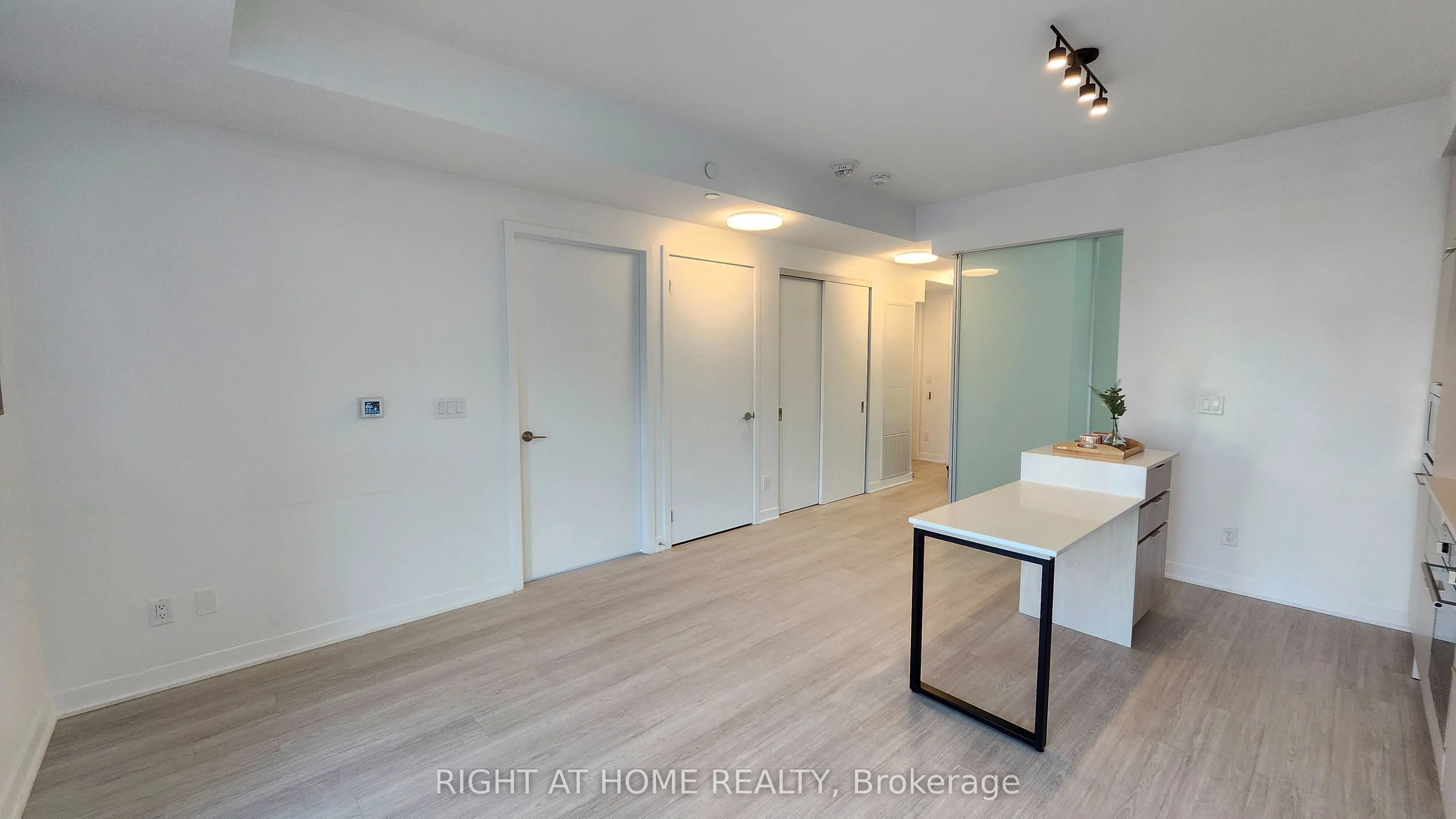 185 Alberta Avenue, #406