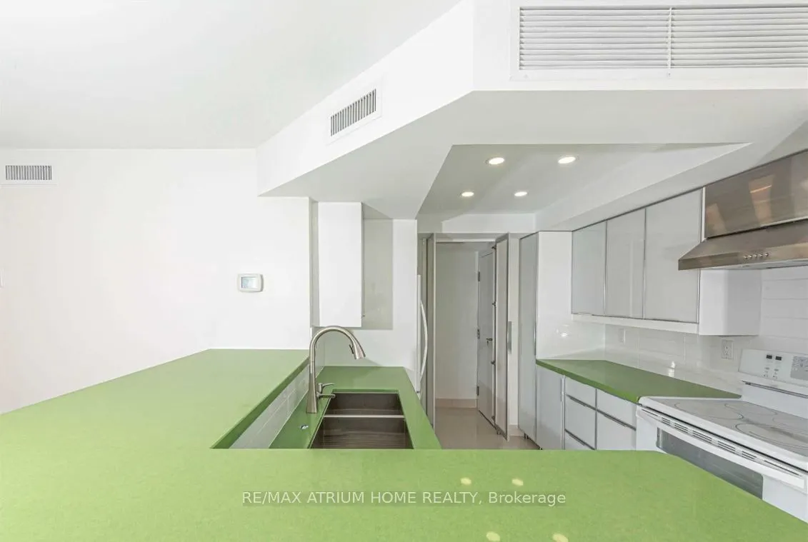 1001 Bay Street, #2712