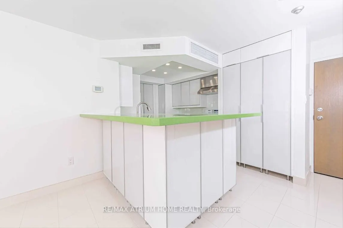 1001 Bay Street, #2712