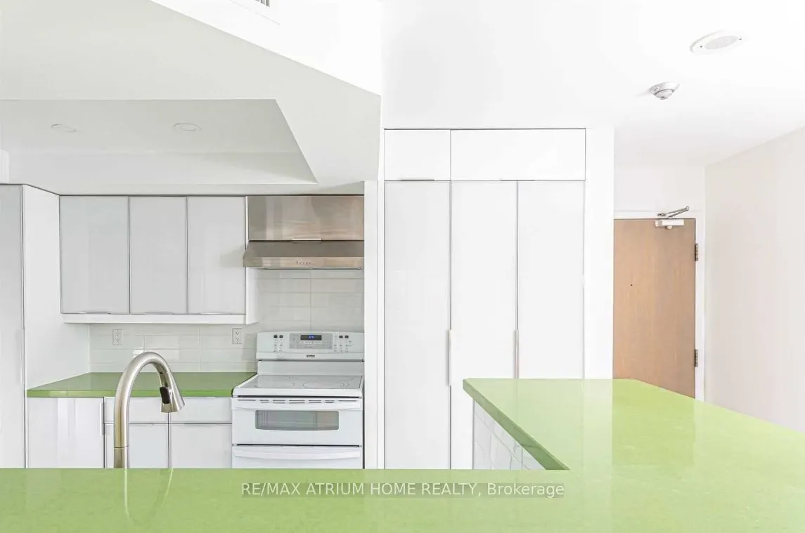 1001 Bay Street, #2712