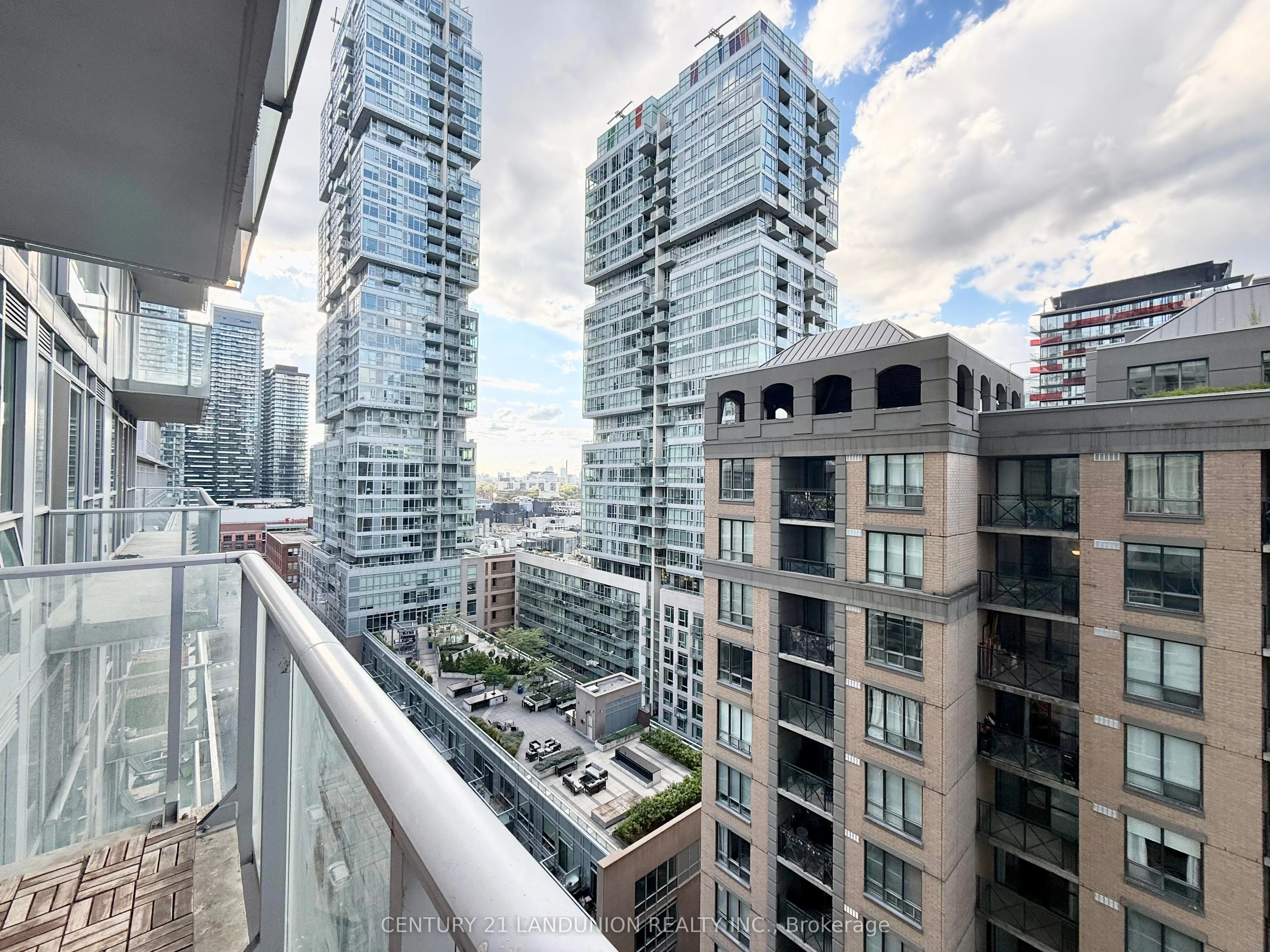 126 Simcoe Street, #1505