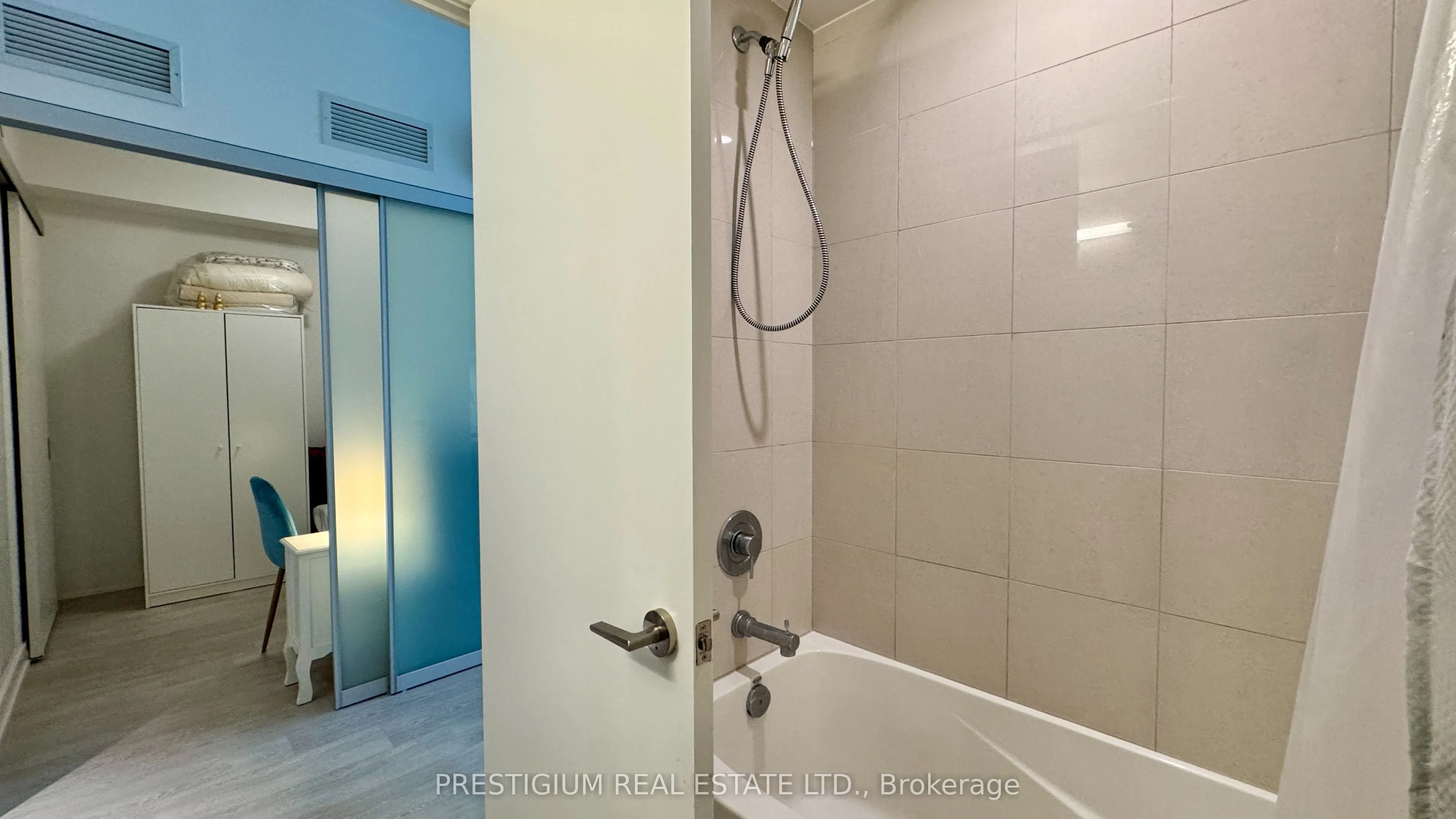 15 Queens Quay E, #216