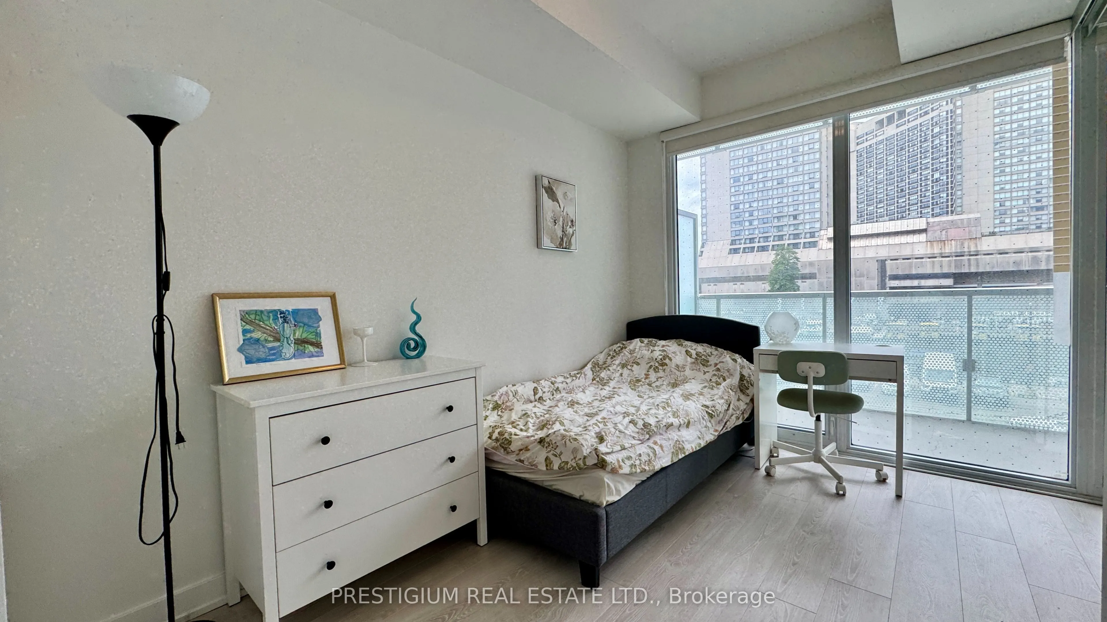 15 Queens Quay E, #216