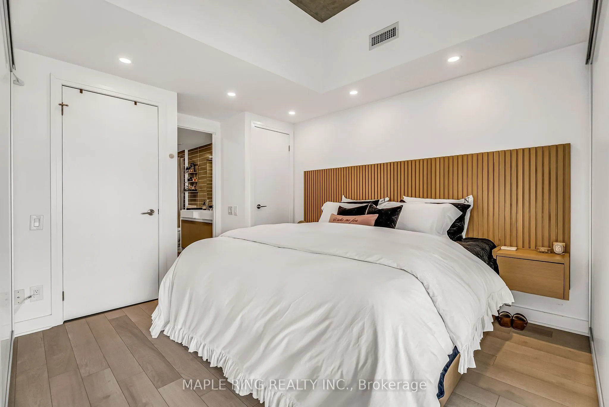 5 Hanna Avenue, #745