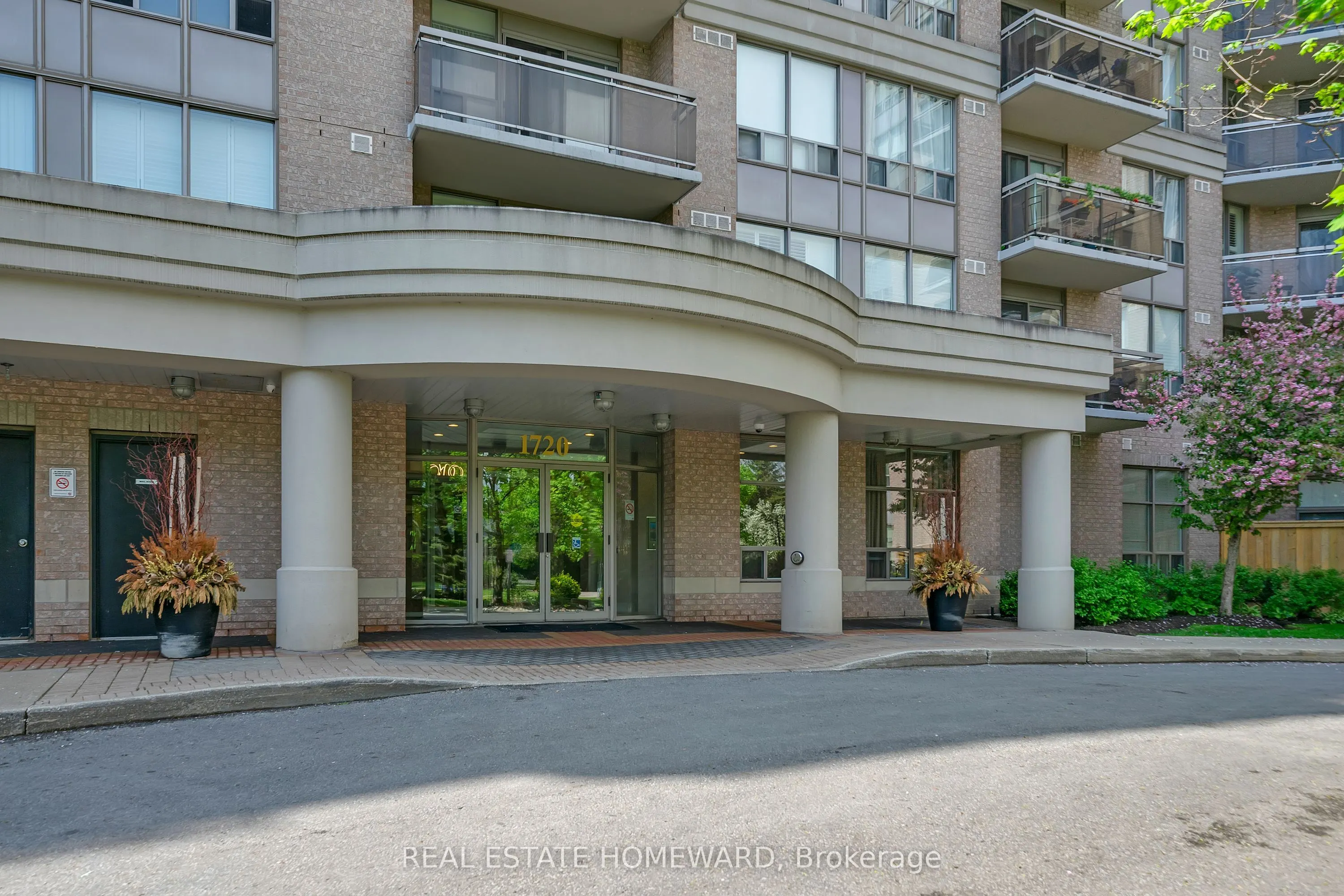 1720 Eglinton Avenue E, #812