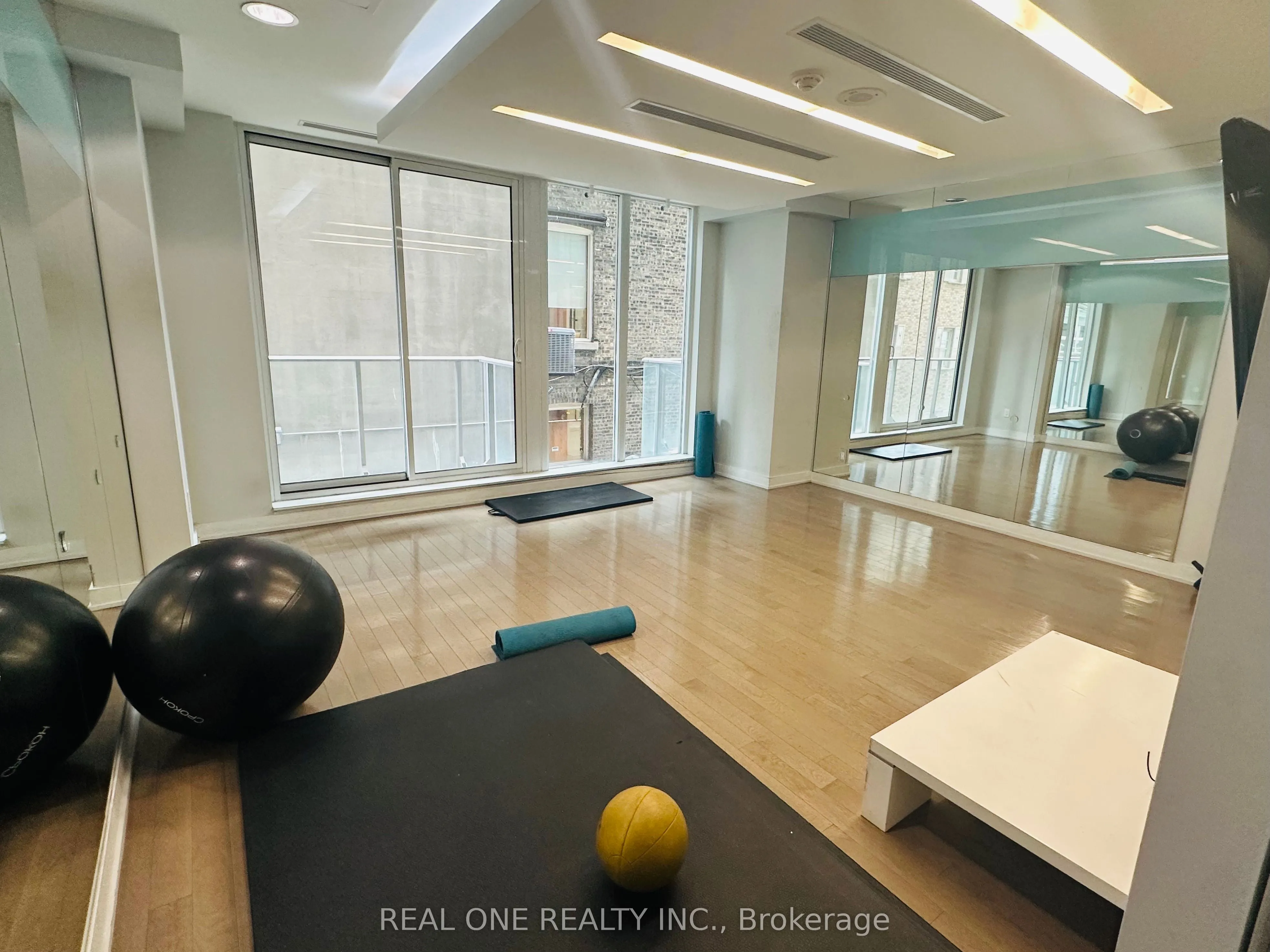 126 Simcoe Street, #2007