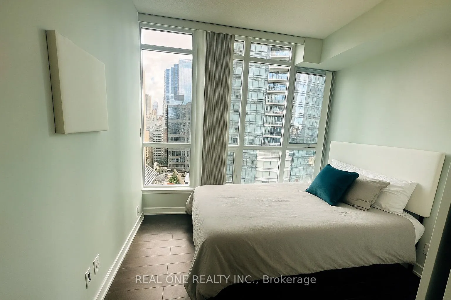126 Simcoe Street, #2007